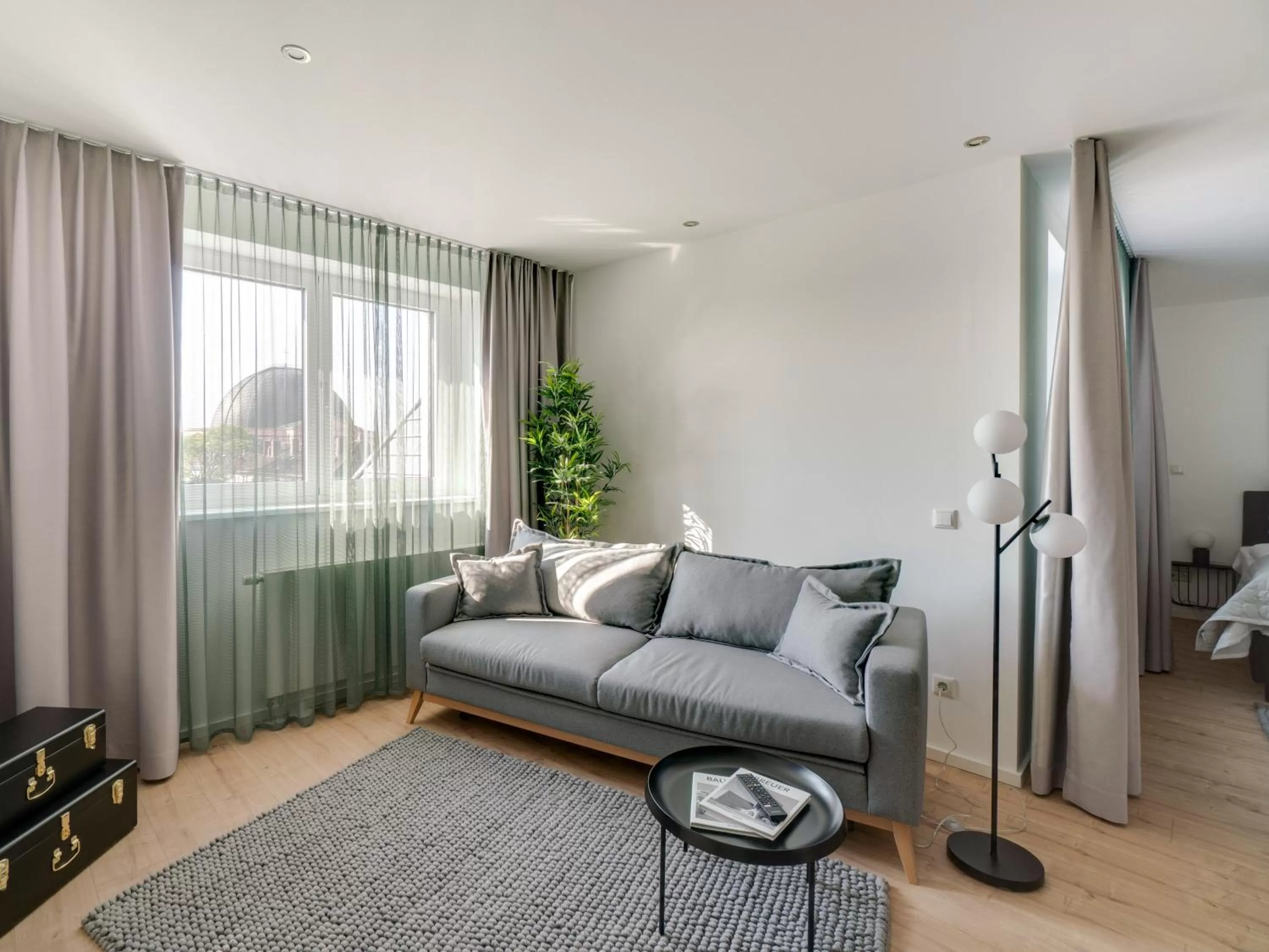 Living room in Limehome Darmstadt Wilhelminenstraße - Digital Access