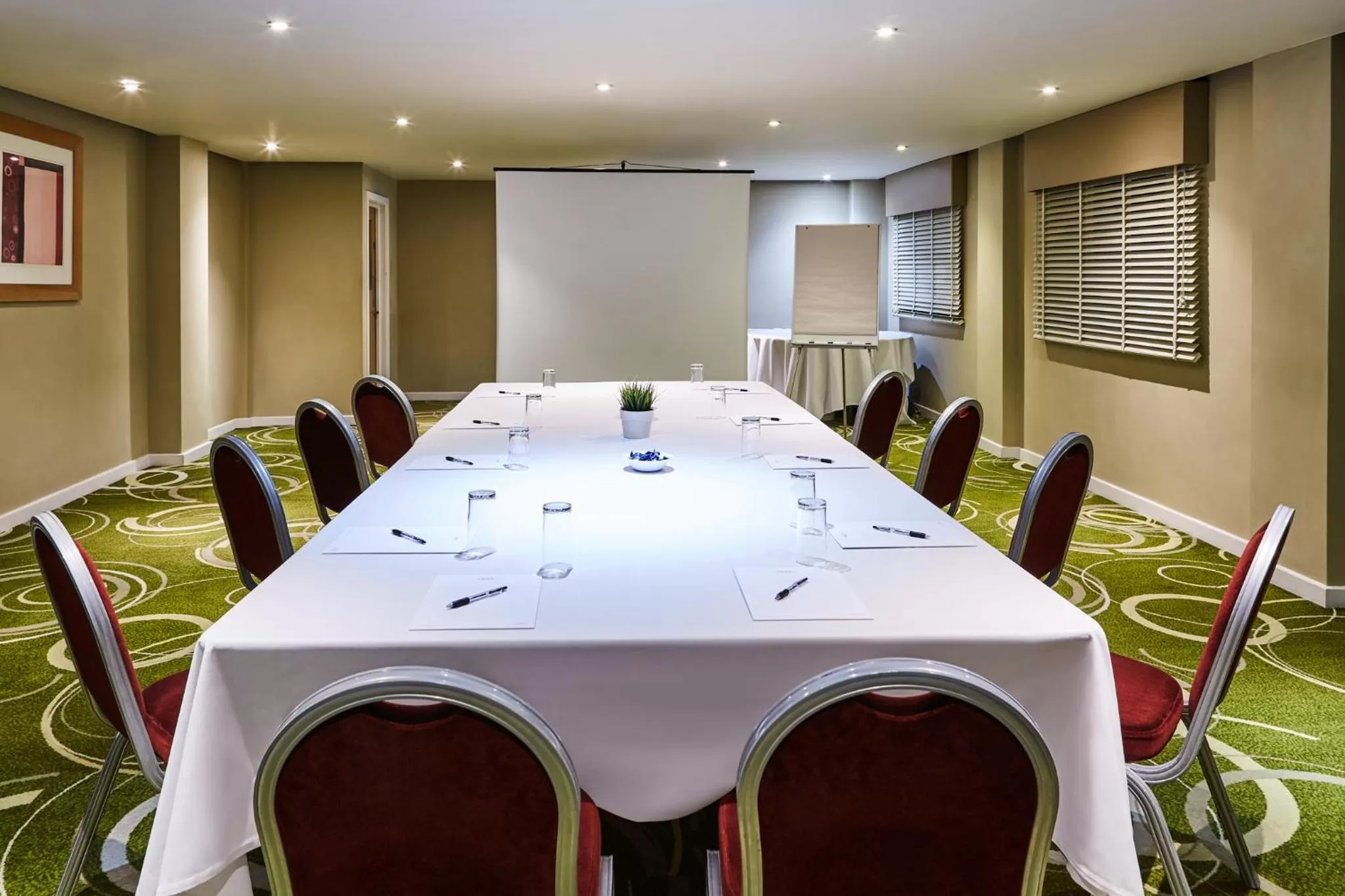Seating area in Mercure Newbury West Grange Hotel