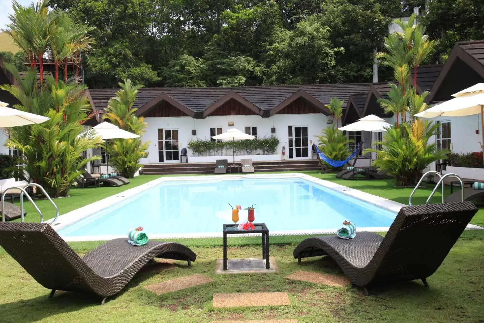 Swimming Pool in Sunz en Coron Resort