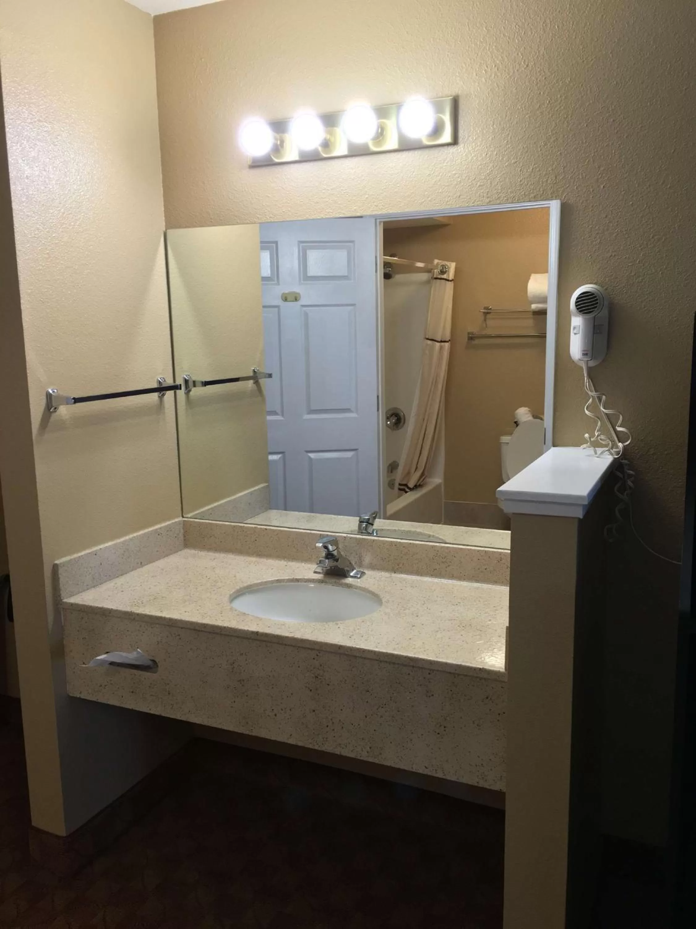 King Room with Roll-In Shower - Disability Access/Pet Friendly in Best Western Fallon Inn & Suites