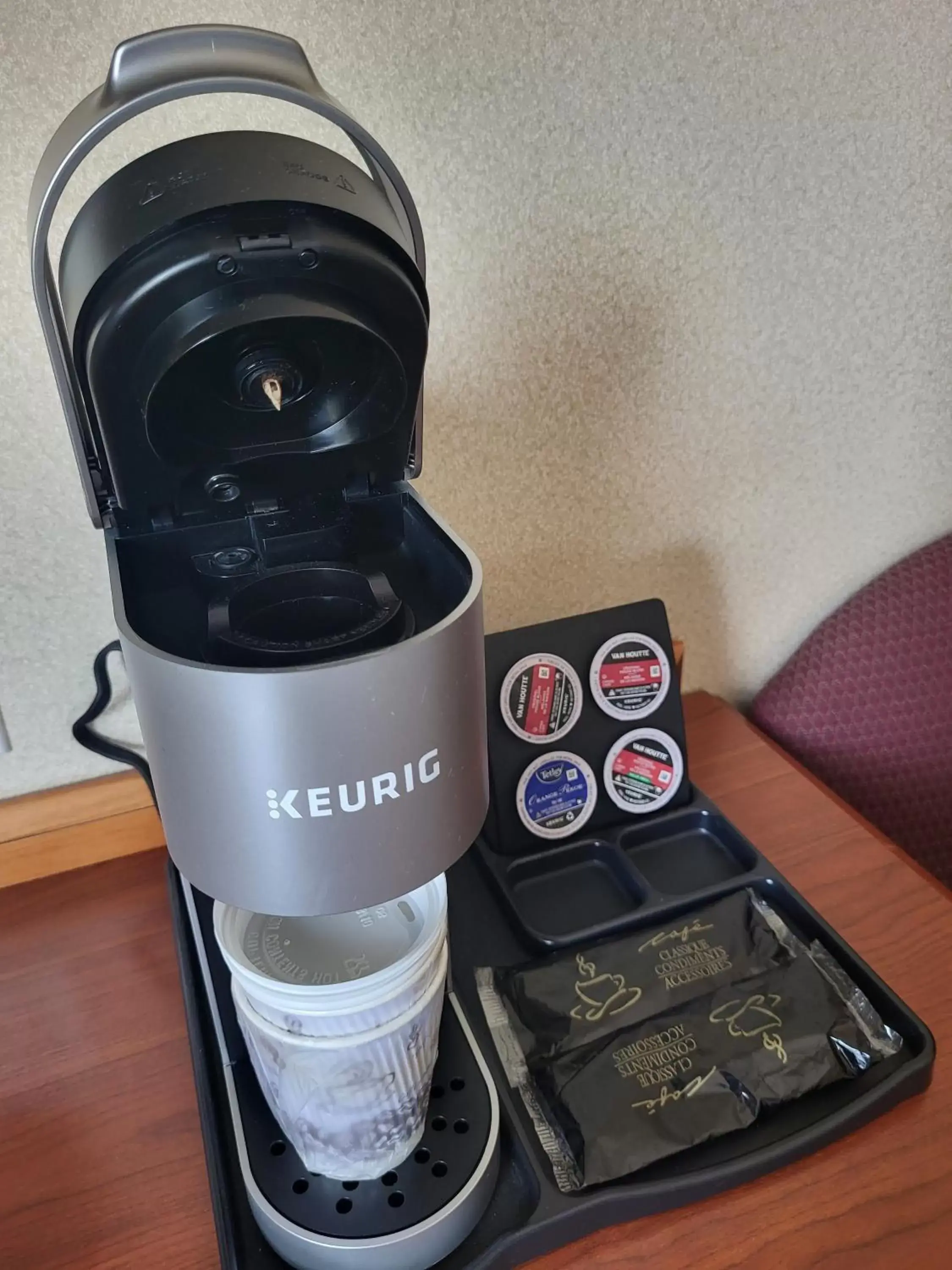 Coffee/tea facilities in Kitchener Inn & Suites