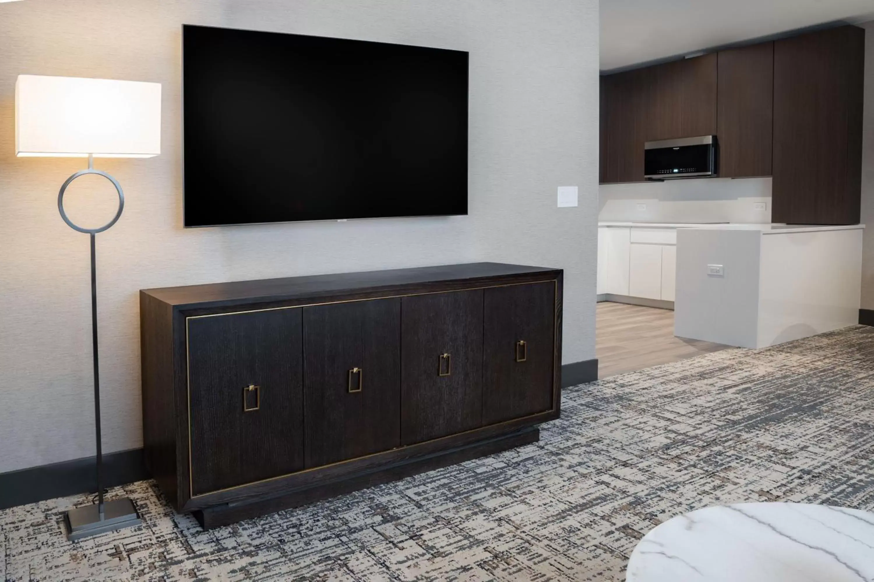 Living room, TV/Entertainment Center in SpringHill Suites by Marriott Chicago Chinatown