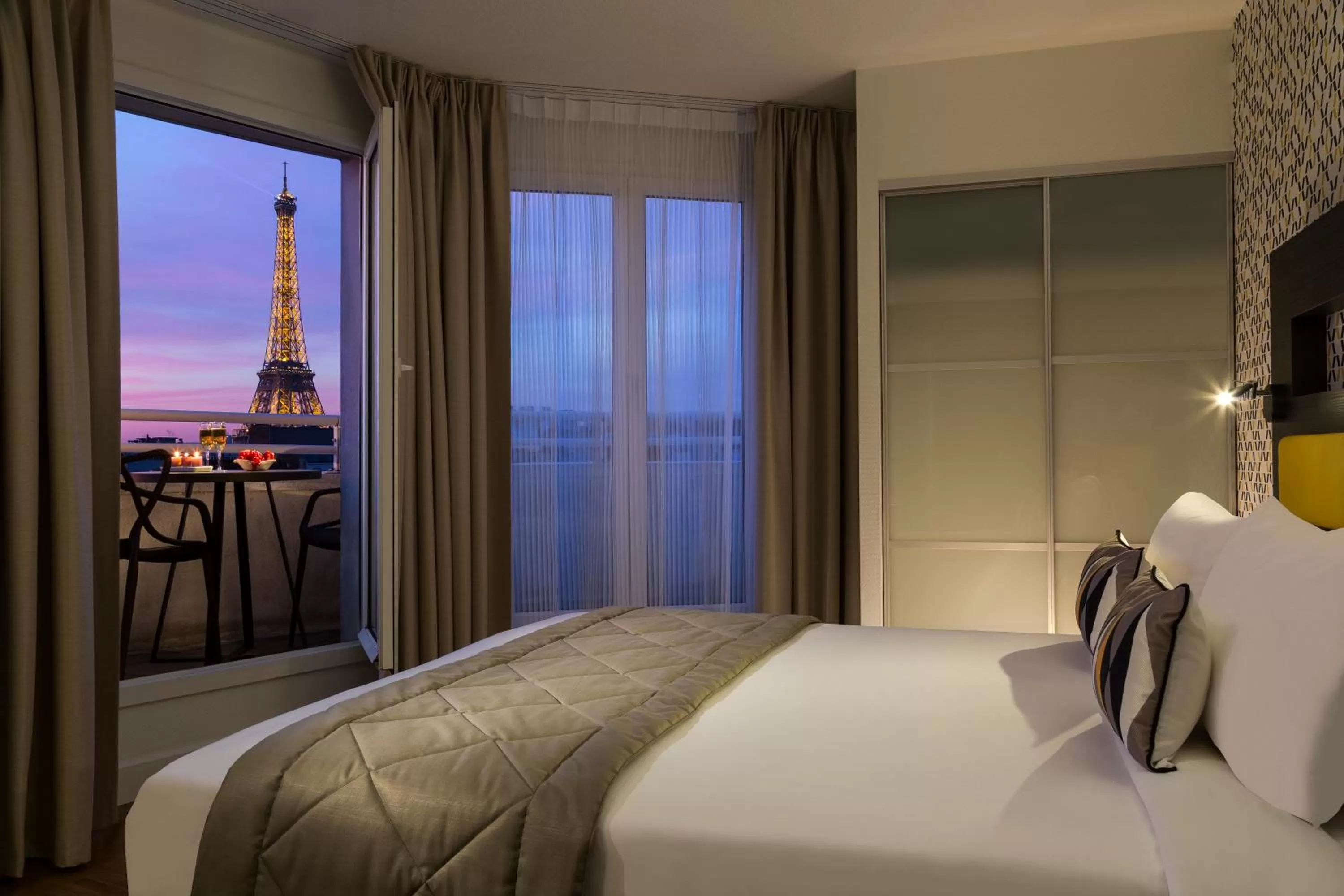 Bed in Citadines Tour Eiffel Paris