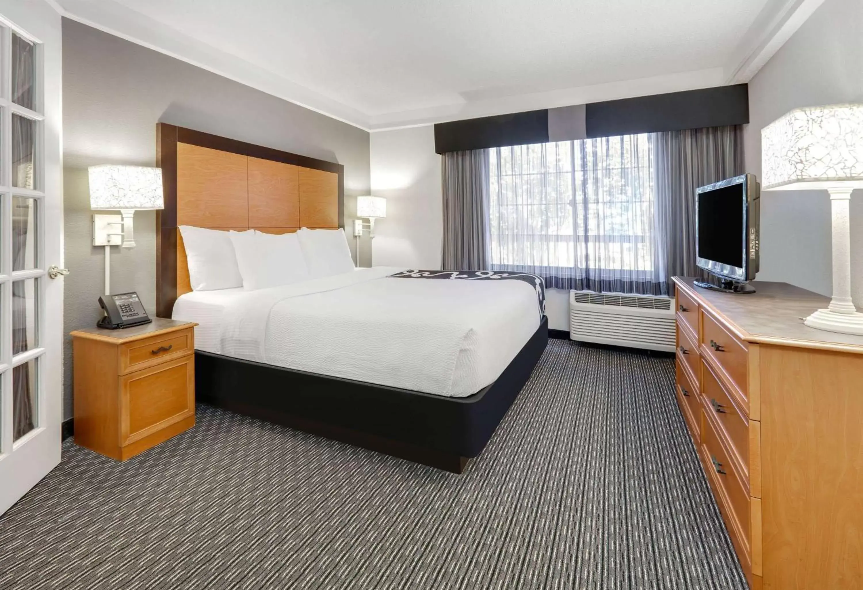 Photo of the whole room, Bed in La Quinta by Wyndham Dallas - Addison Galleria