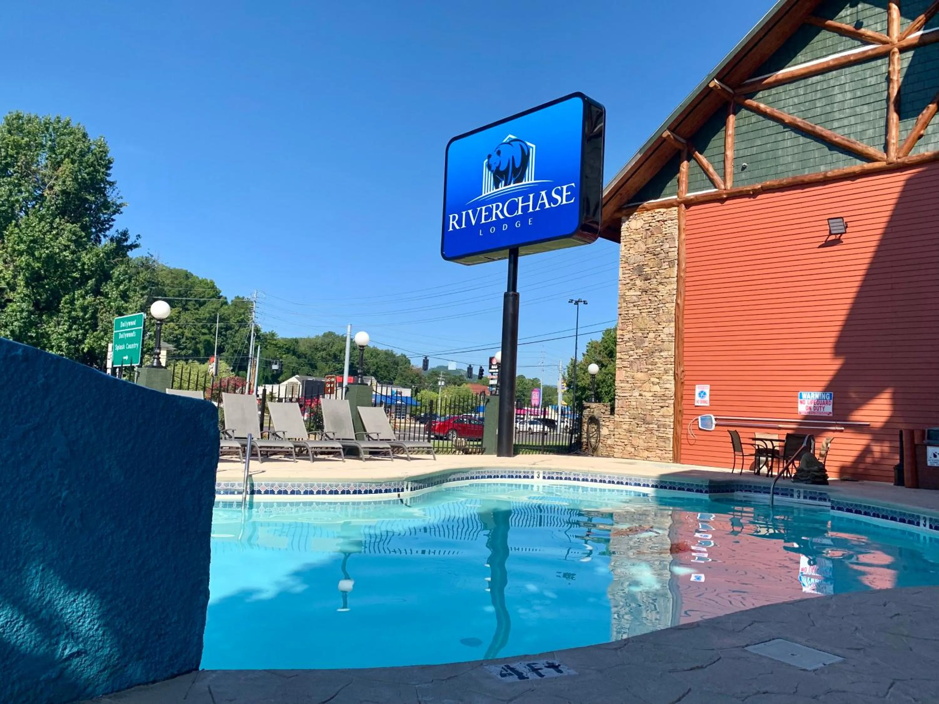 Swimming pool in Riverchase Lodge