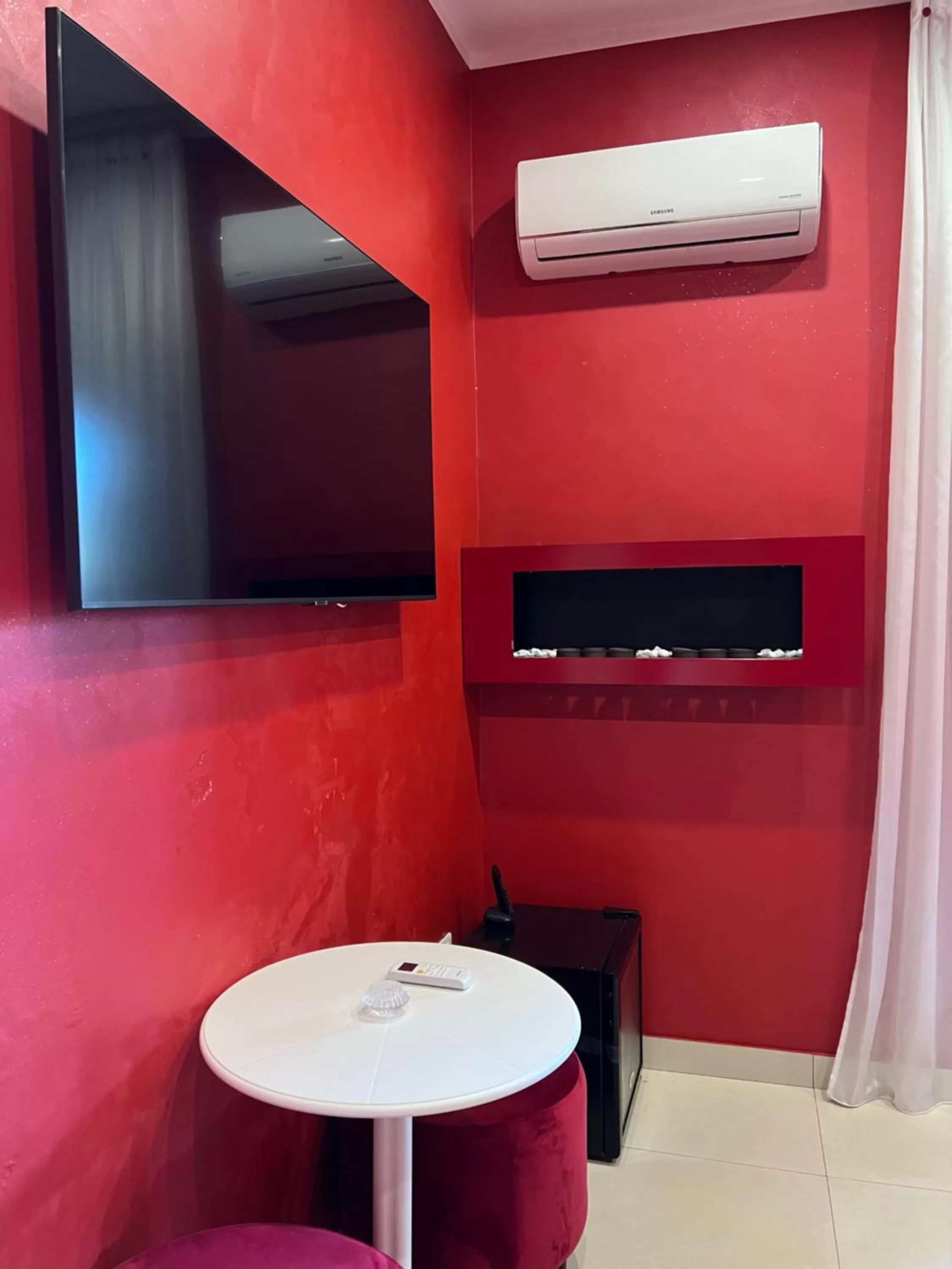 TV and multimedia, TV/Entertainment Center in Hotel Melydà