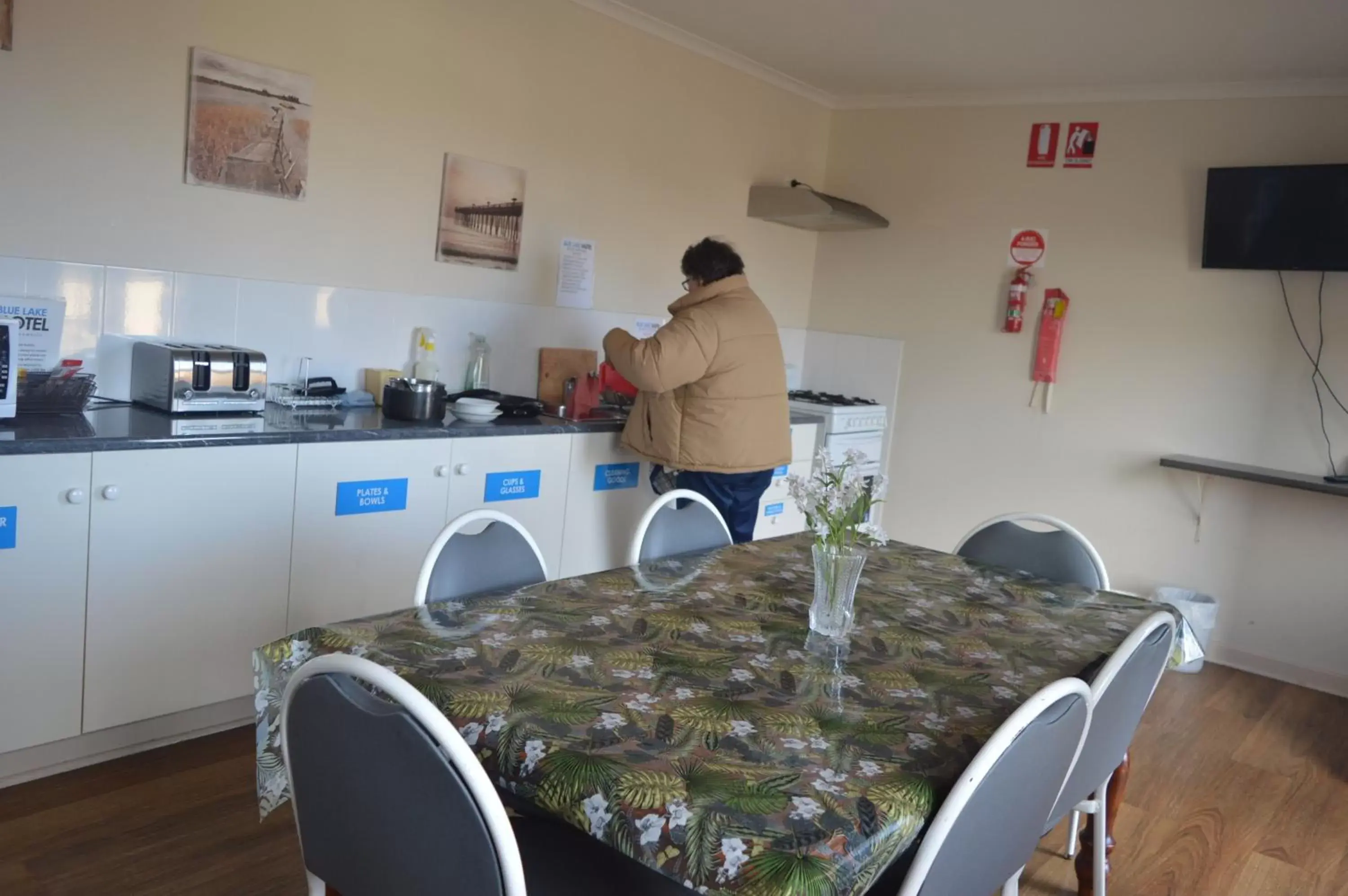 Communal kitchen in Blue Lake Motel