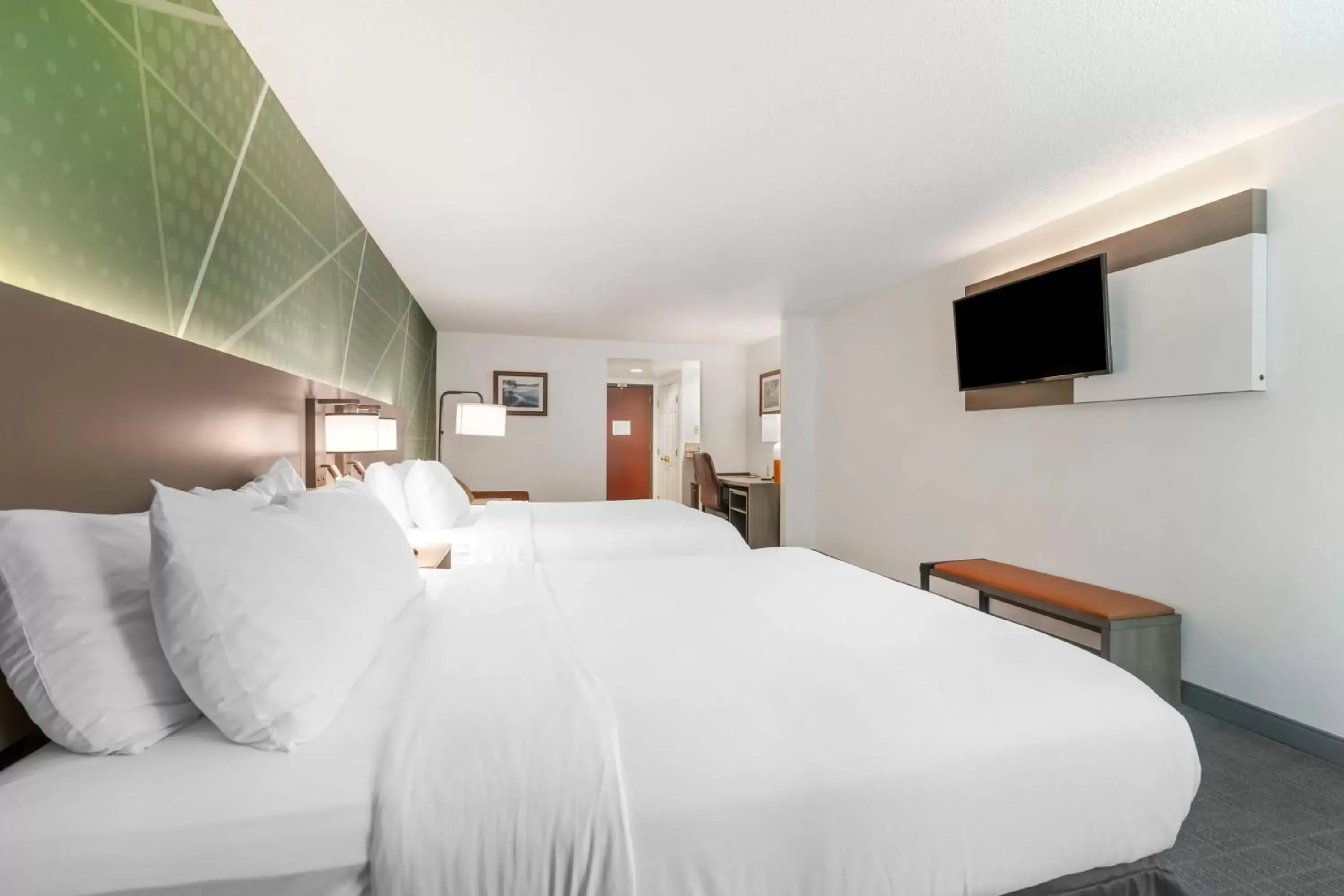 Bed in Comfort Inn & Suites Lake George