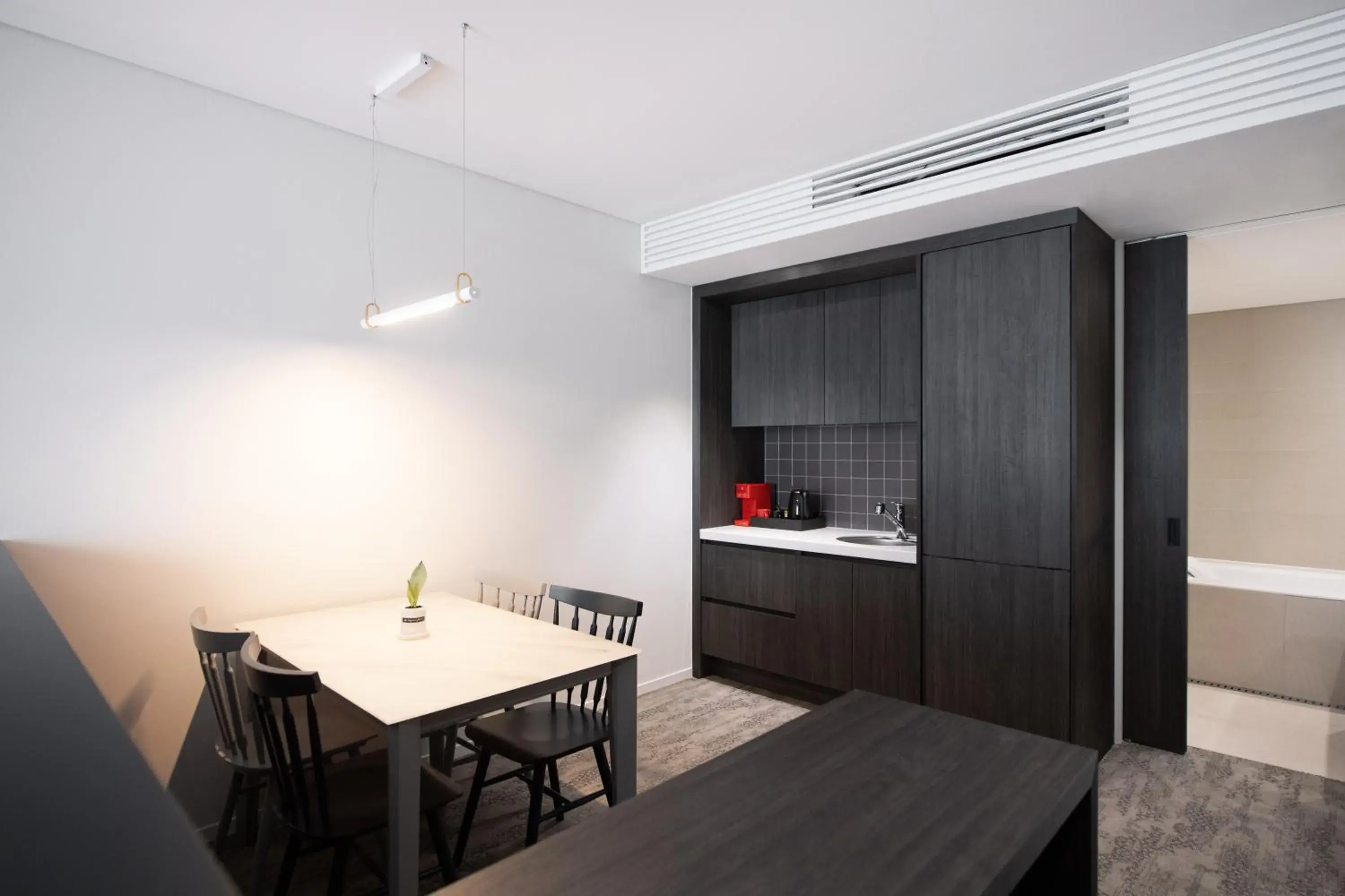 Kitchen or kitchenette, Dining Area in Orakai Daehakro Hotel