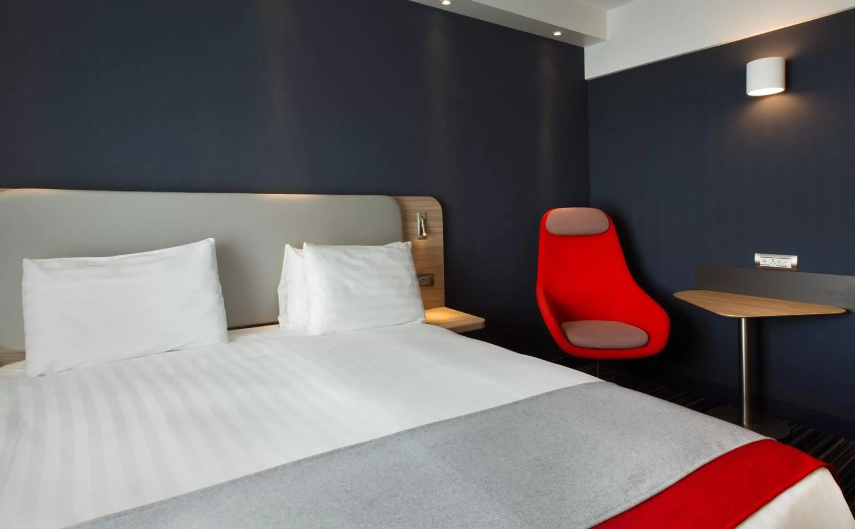 Photo of the whole room, Bed in Holiday Inn Express Geneva Airport