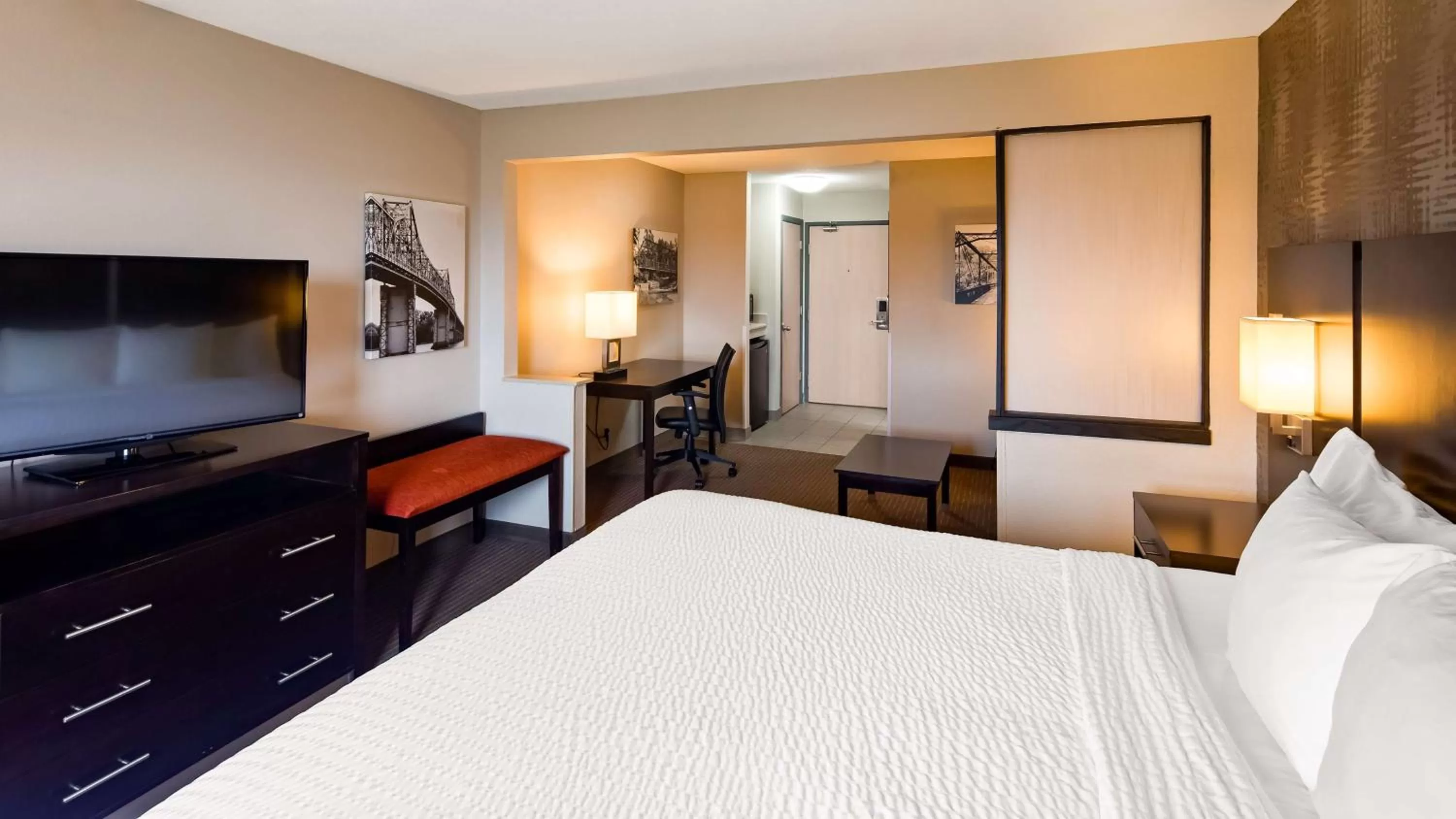 Photo of the whole room, Bed in Best Western Muscatine - Pearl City Hotel
