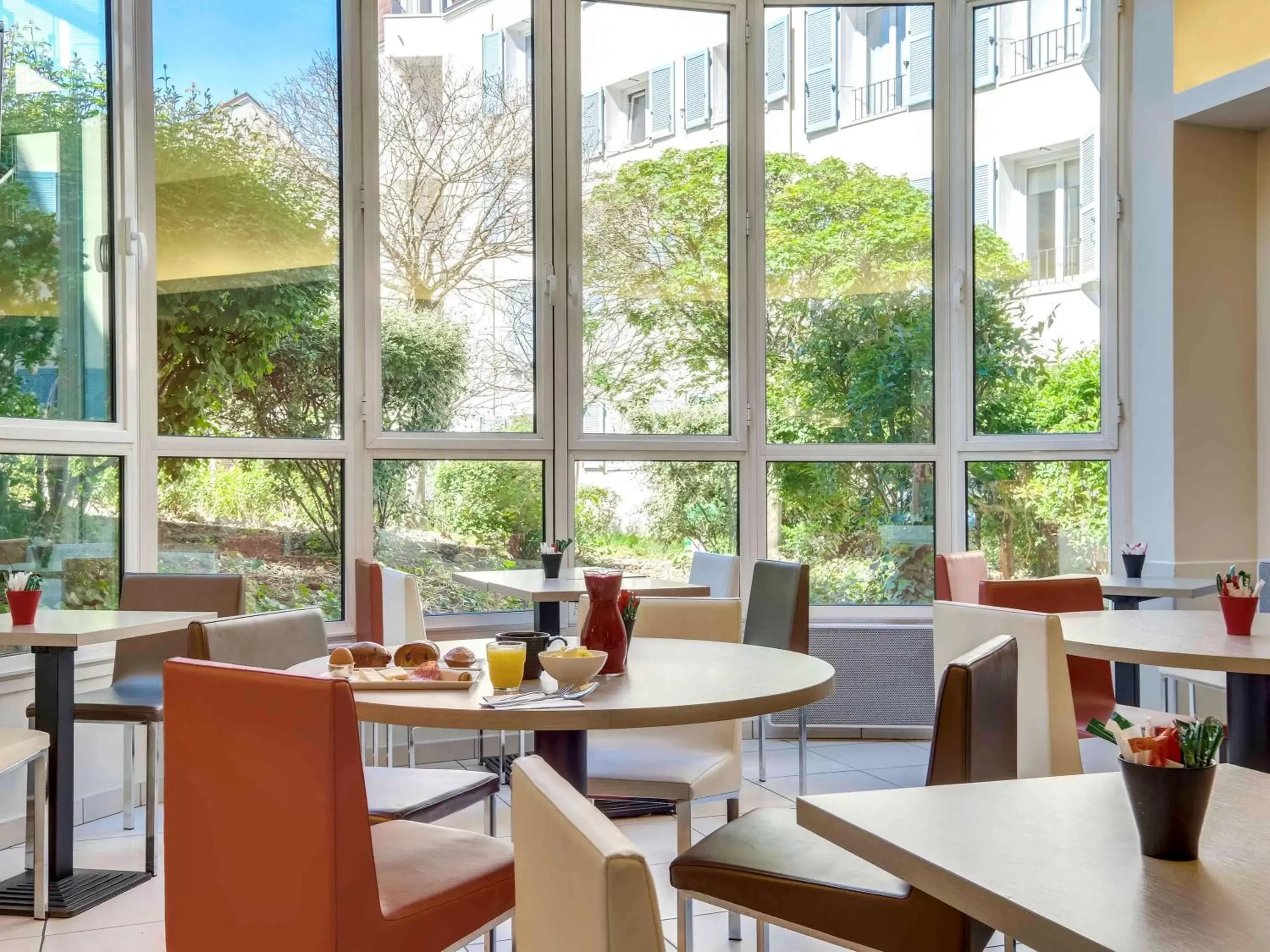 Restaurant/Places to Eat in ibis Paris Rueil Malmaison