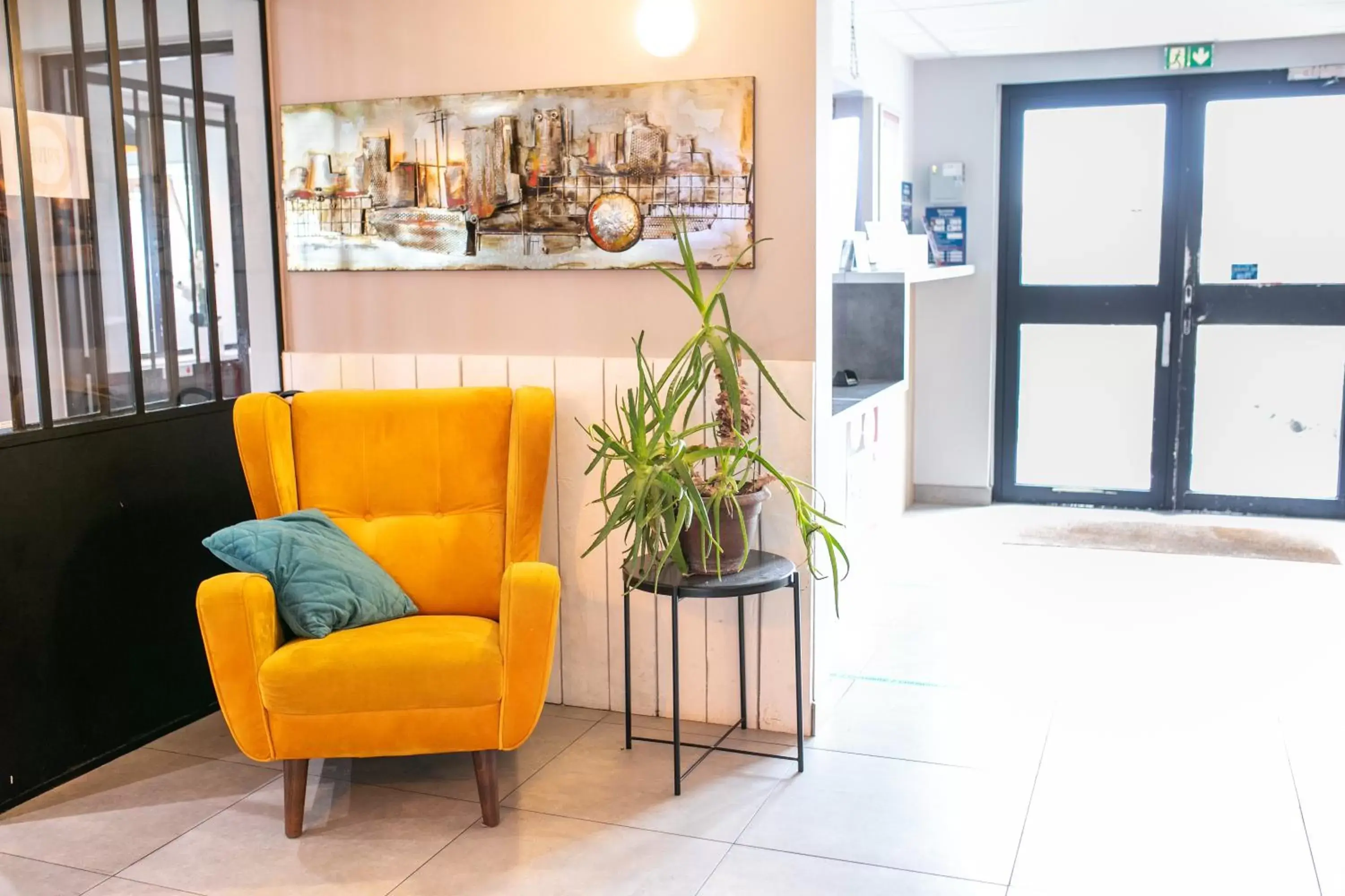 Seating Area in Best Hotel Bordeaux Sud