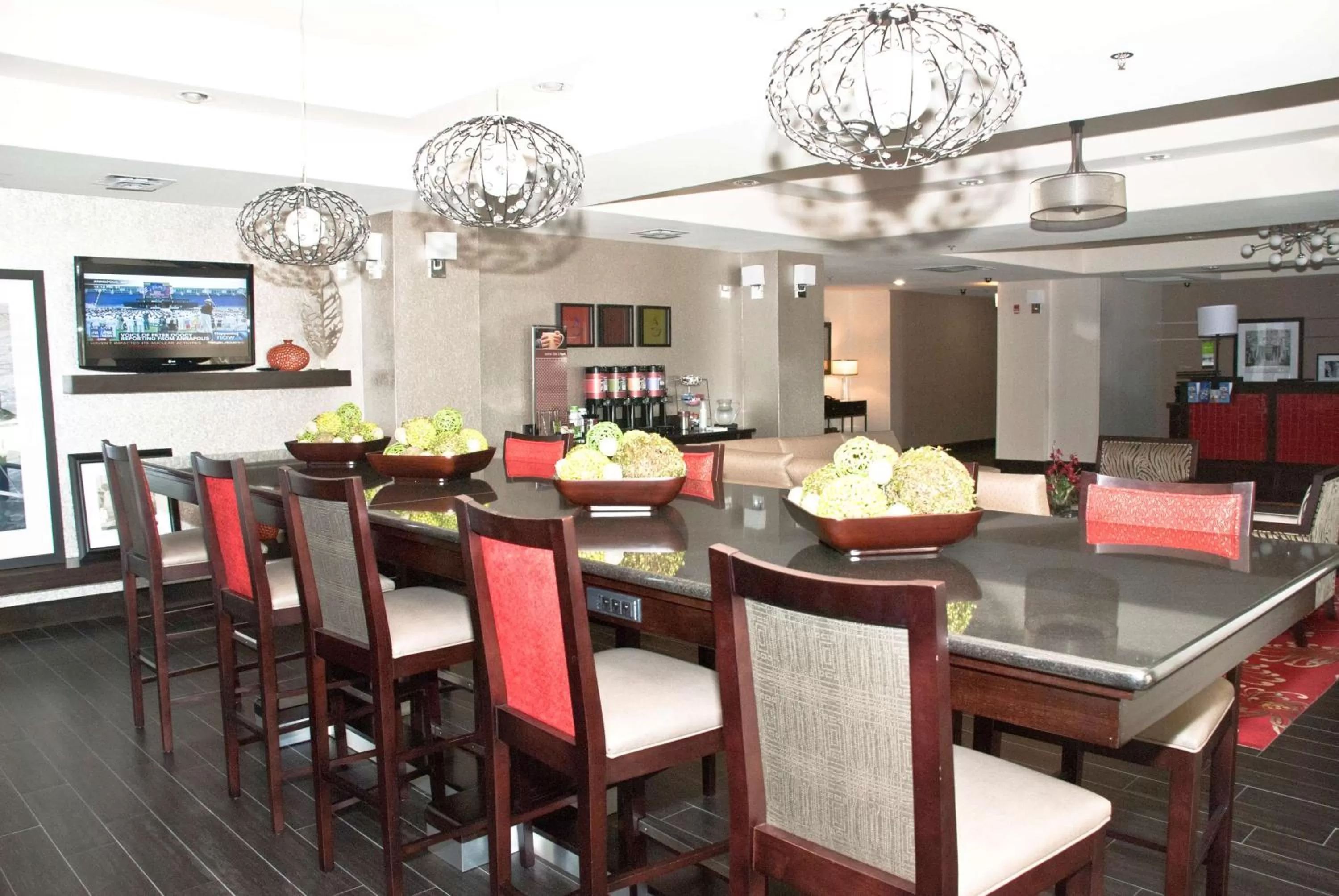 Dining area in Hampton Inn Maumelle