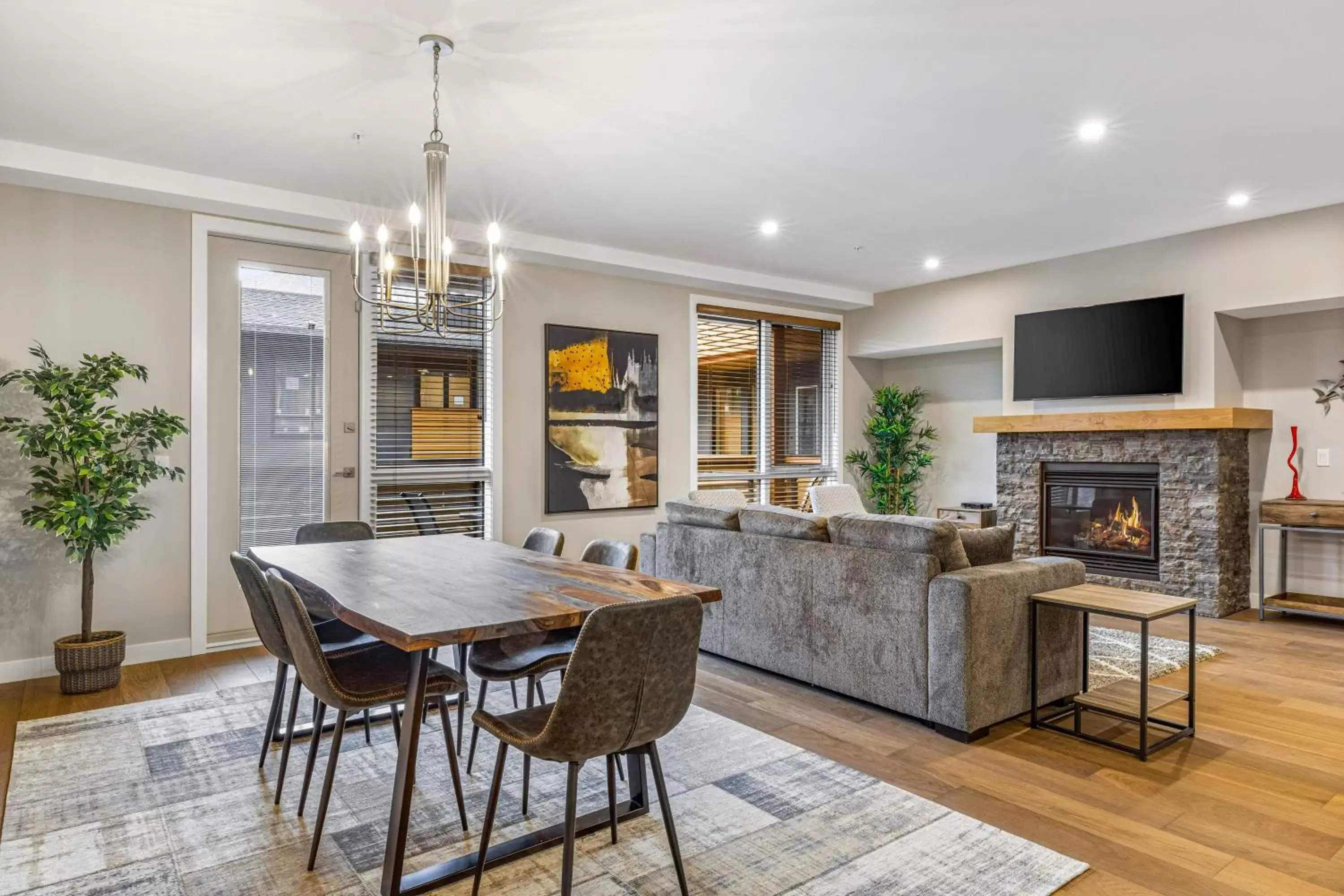 Living room, Dining Area in Tamarack Lodge by Spring Creek Vacations