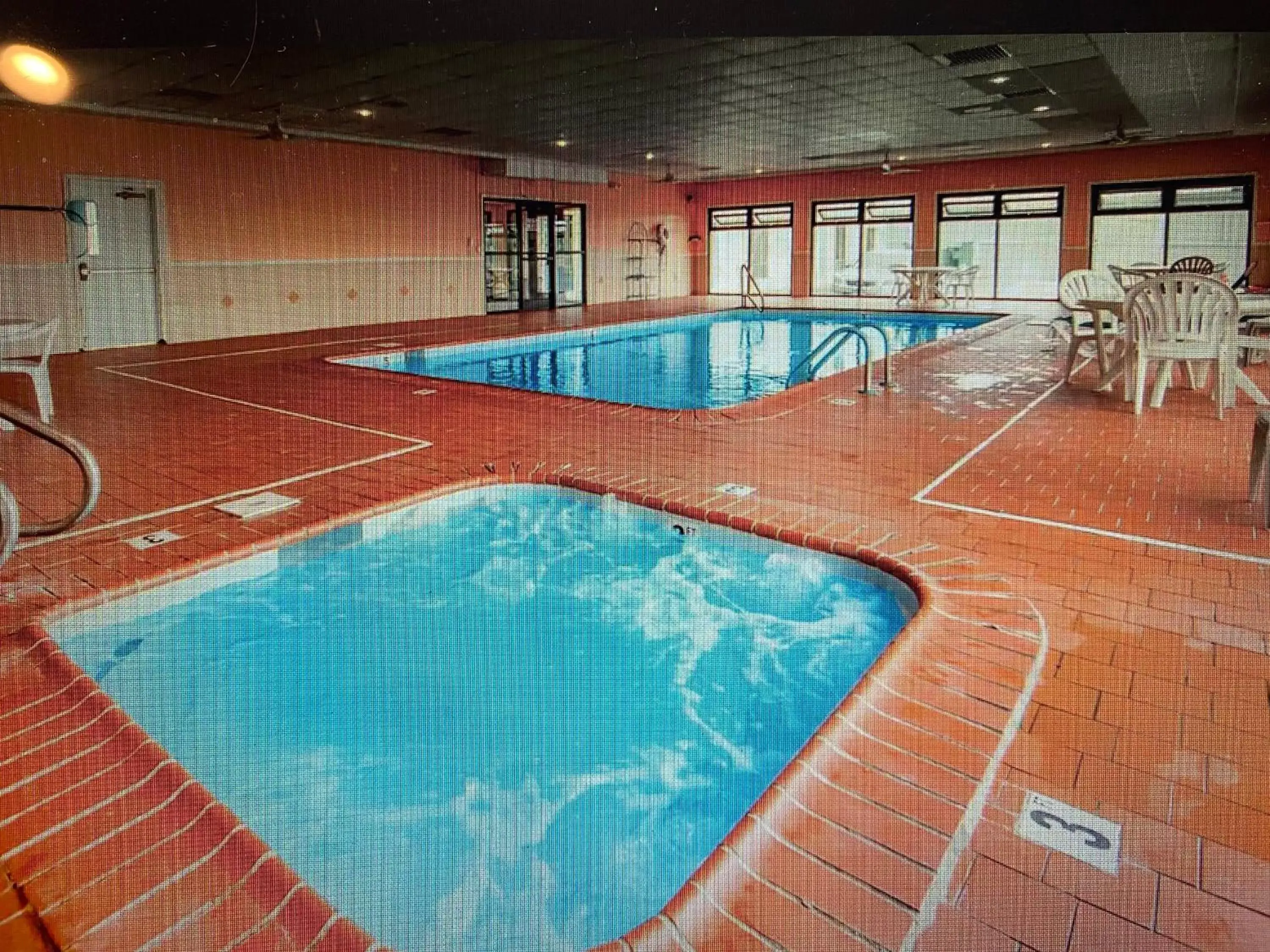 Hot Tub, Swimming Pool in Distill-Inn