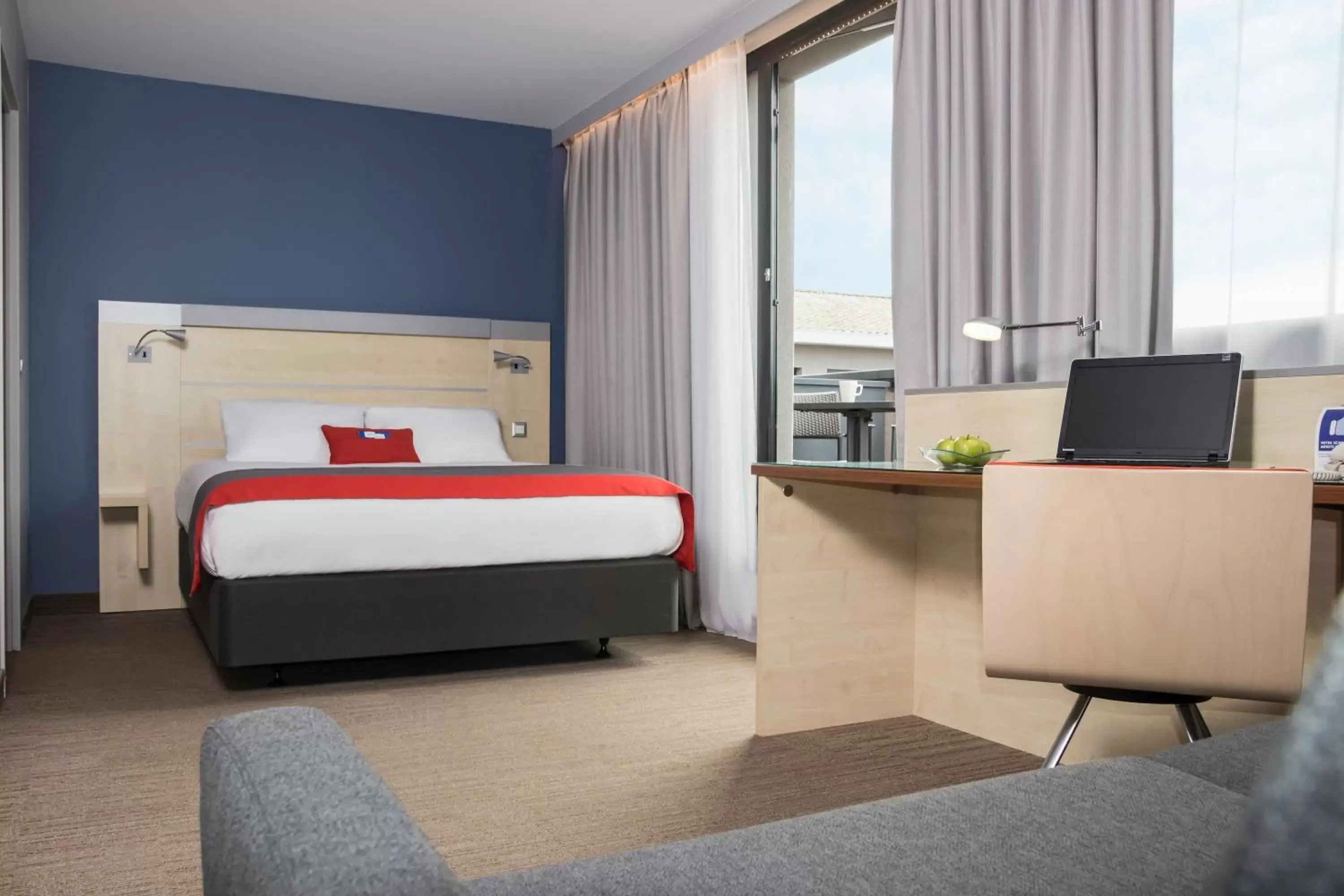 Photo of the whole room, Bed in Holiday Inn Express Toulouse Airport, an IHG Hotel