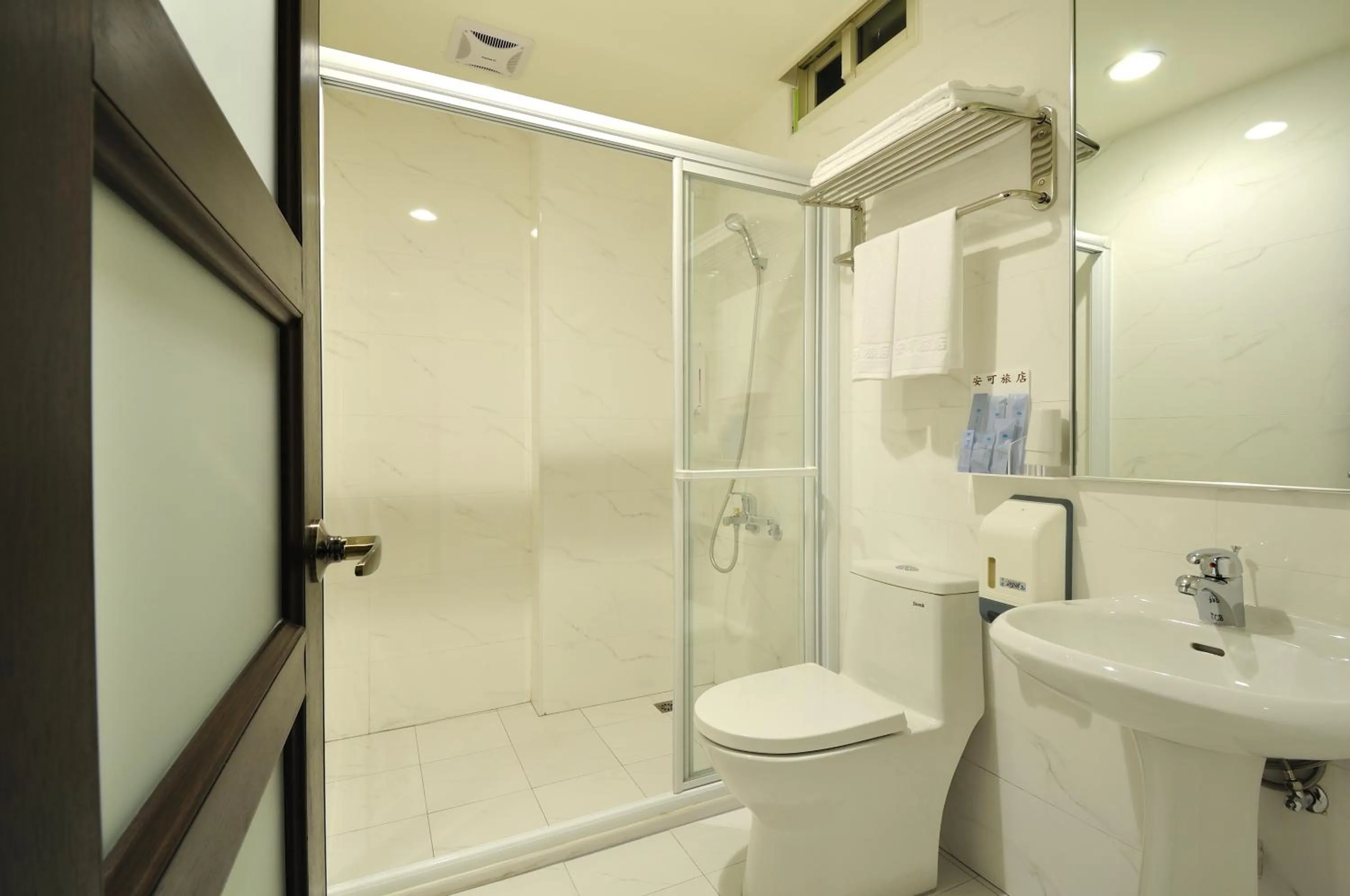 Shower in 安可旅店 Bravo Hotel