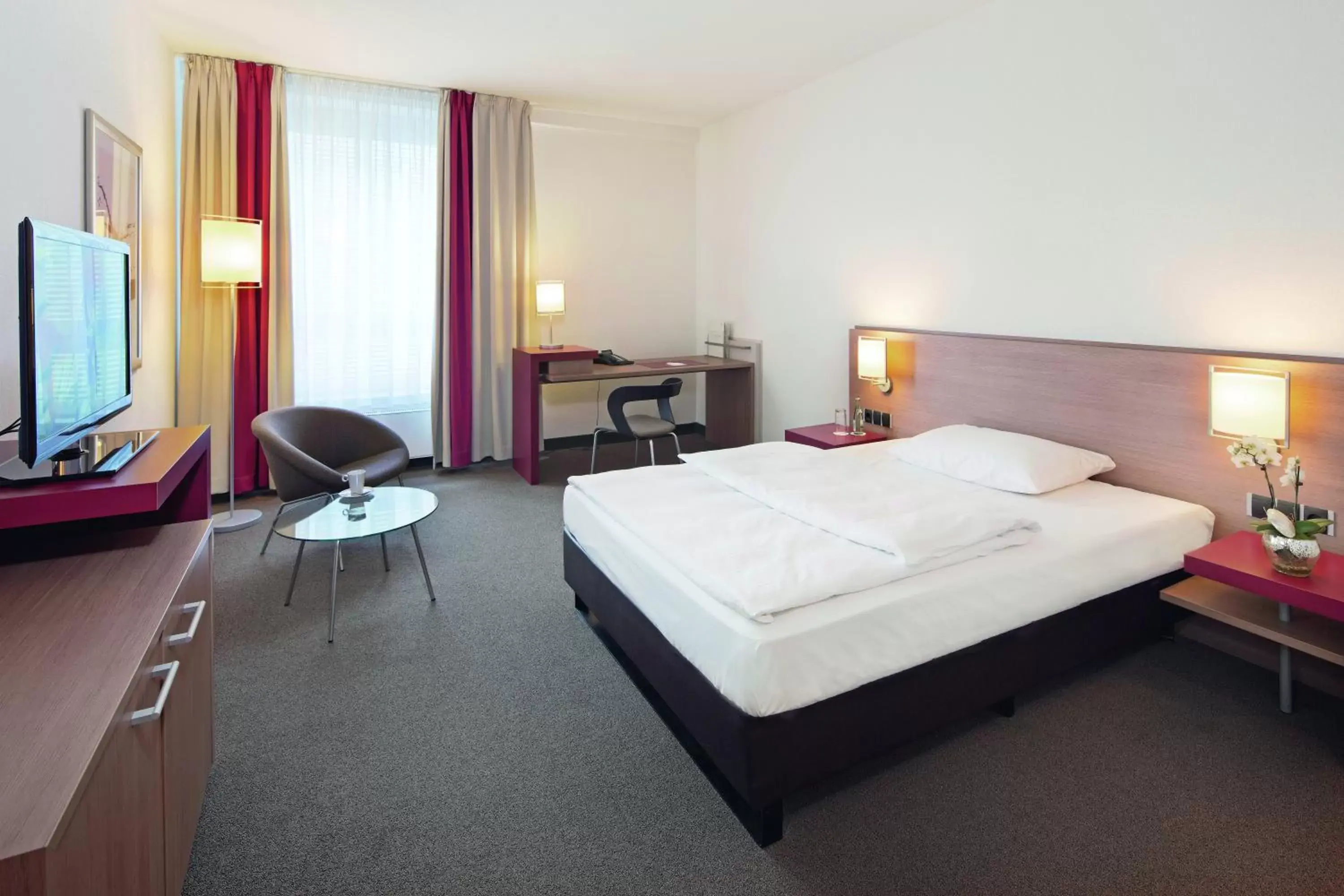 Photo of the whole room, Bed in Mövenpick Hotel Münster am Aasee