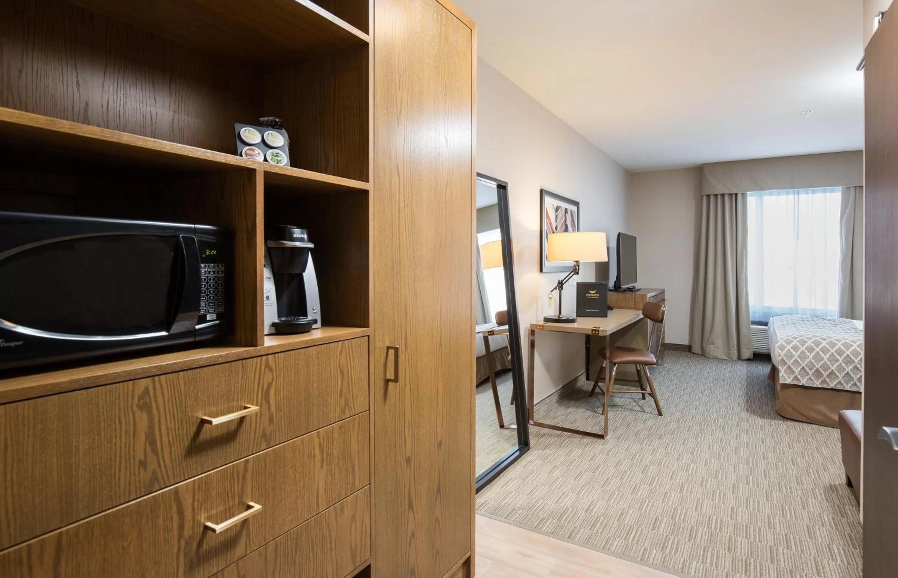 Coffee/tea facilities, Bed in Pomeroy Inn & Suites Prince George