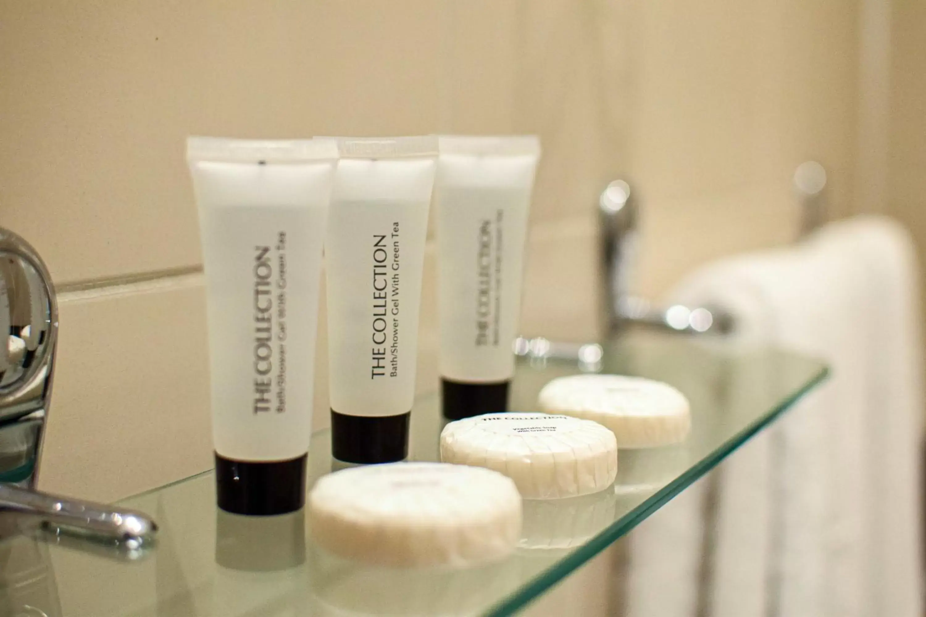 Bathroom in Pembridge Palace Hotel Bathroom in Pembridge Palace Hotel