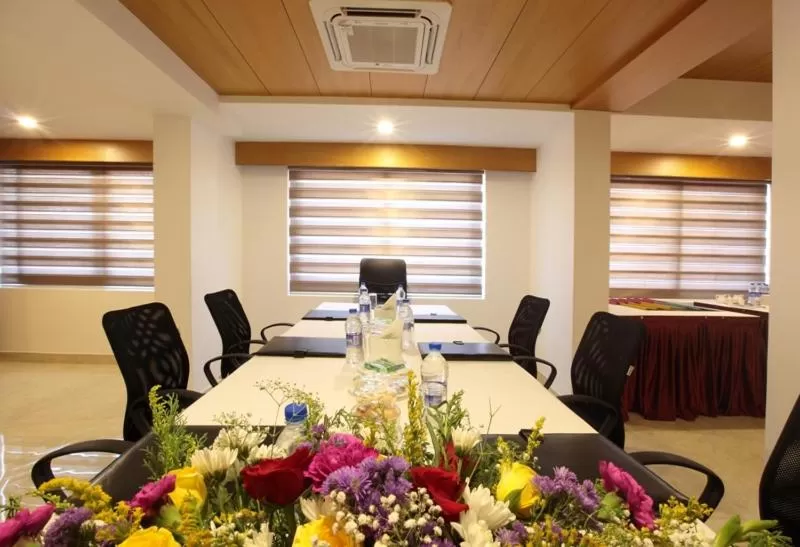 Restaurant/Places to Eat in Hotel Park Residency