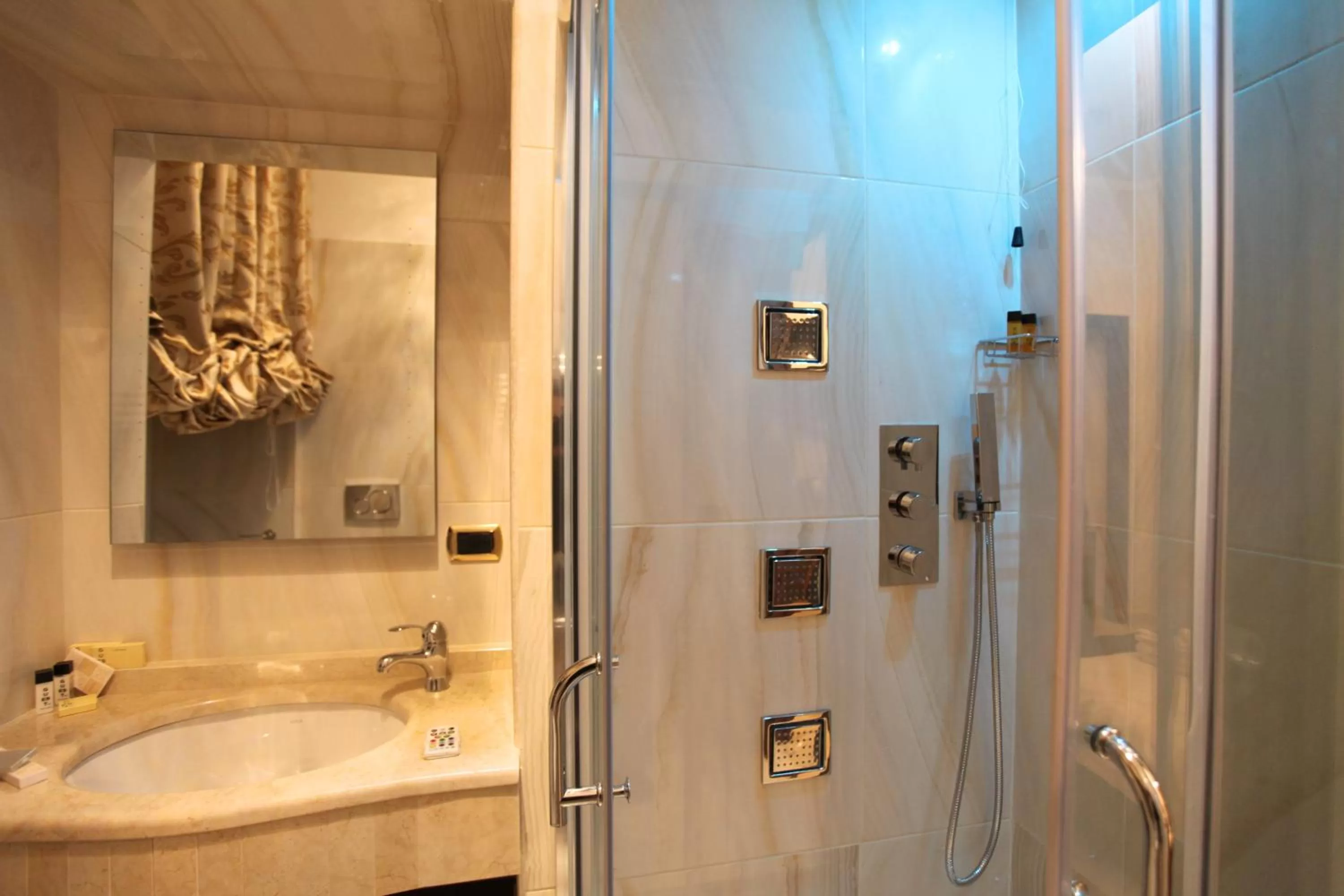 Shower in B&B Roma Royal Residence