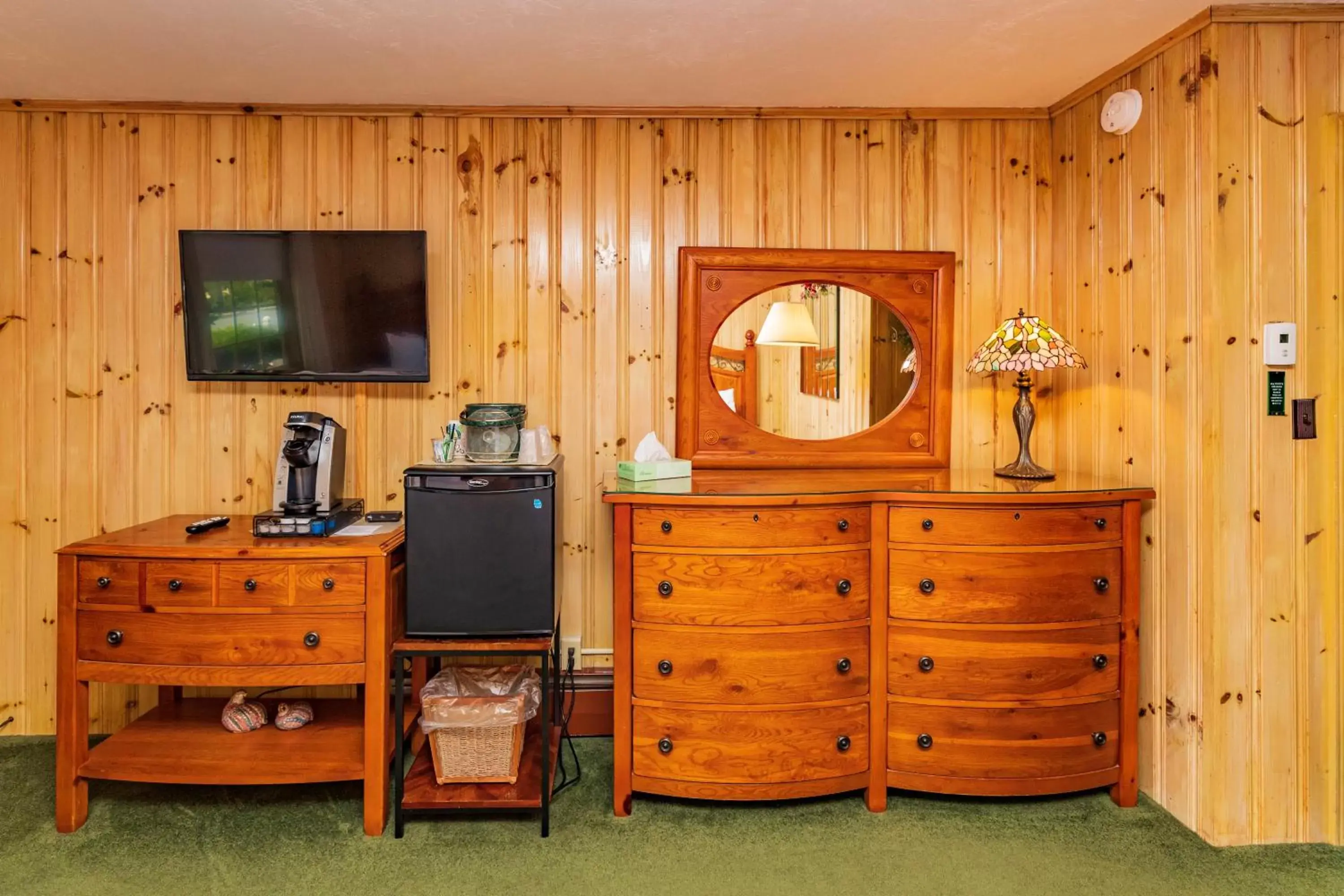 hair dresser, TV/Entertainment Center in Azalea Garden Inn