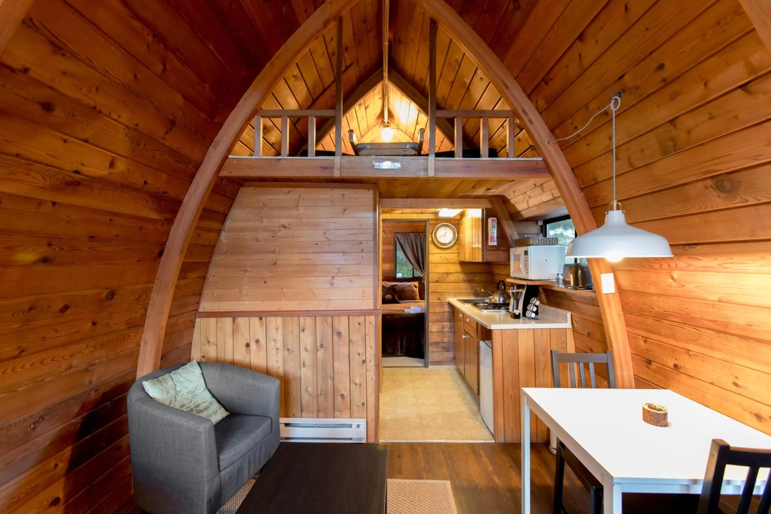 Kitchen or kitchenette, Seating Area in Backeddy Resort and Marina