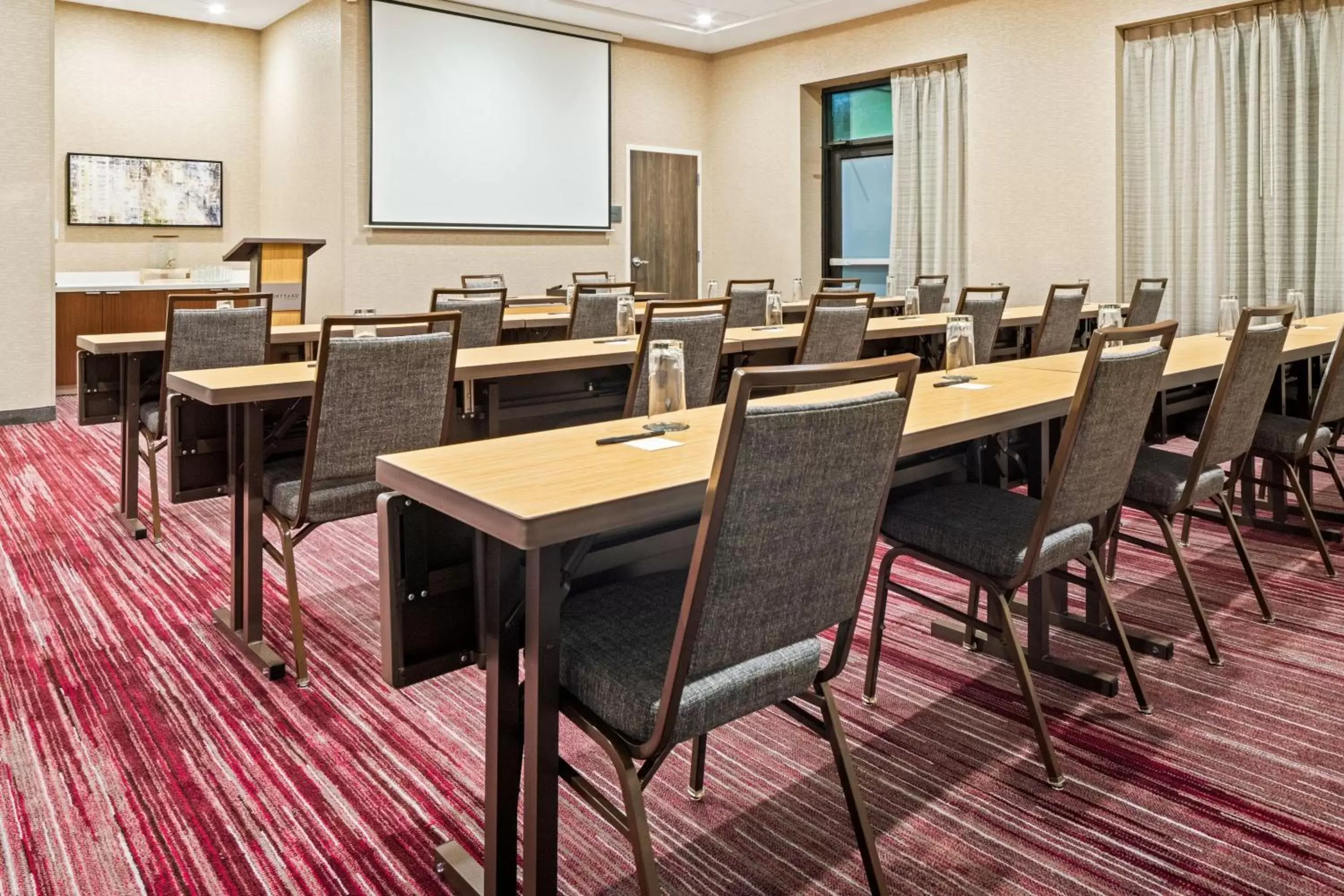 Meeting/conference room in Courtyard by Marriott Houston Northeast