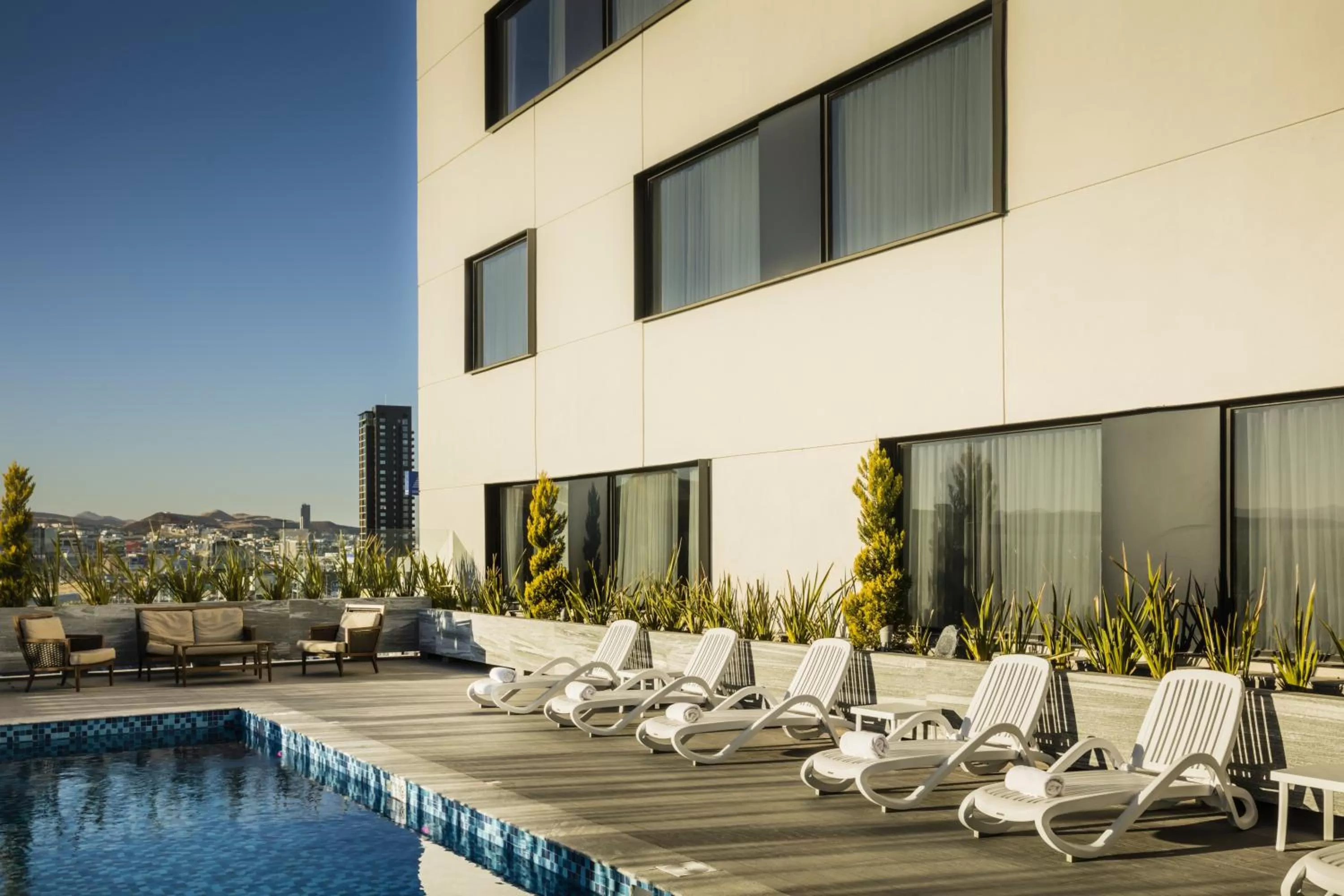 Swimming pool in Fiesta Inn Chihuahua Fashion Mall