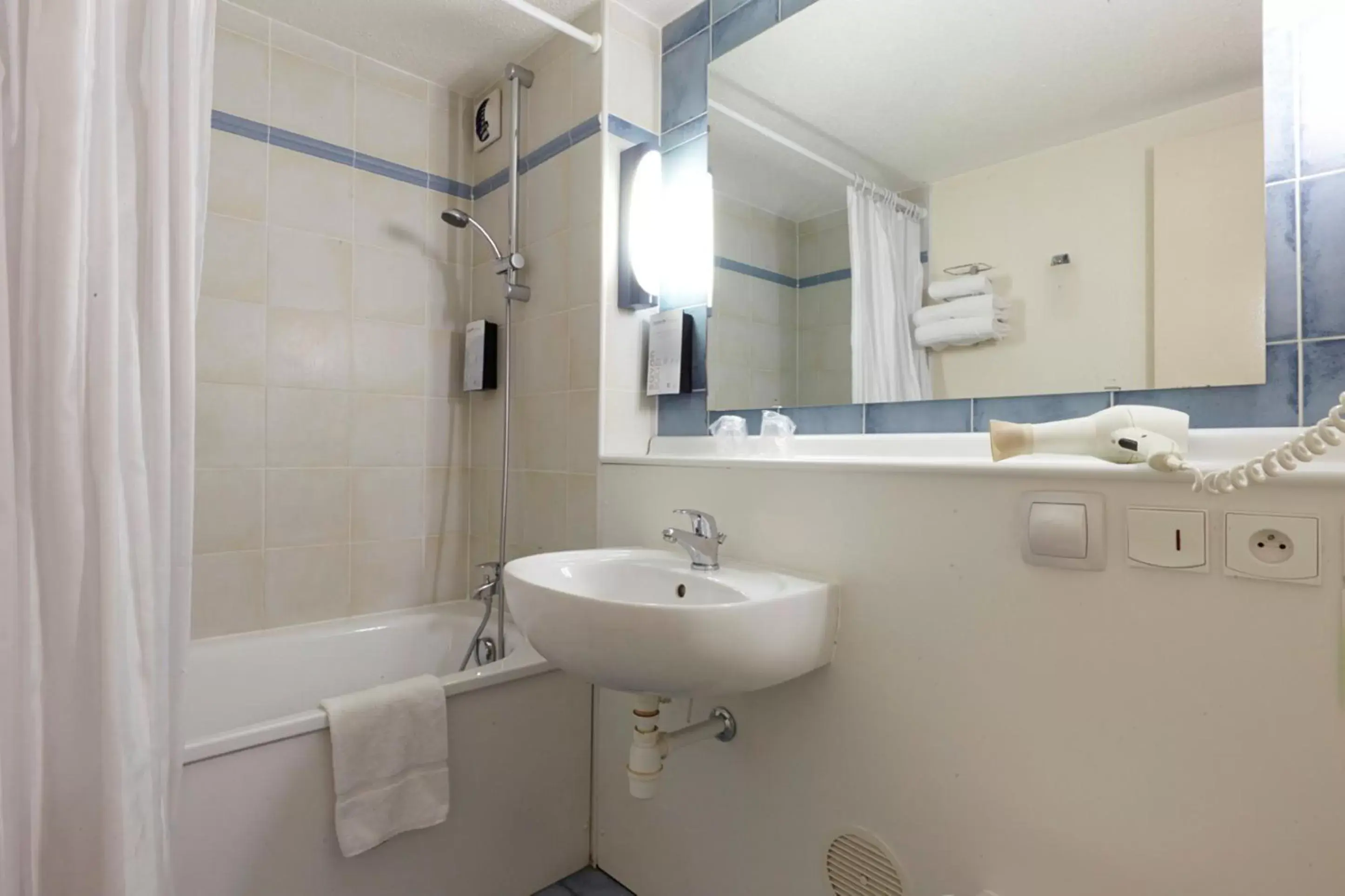 Bathroom in Campanile Thionville - Yutz