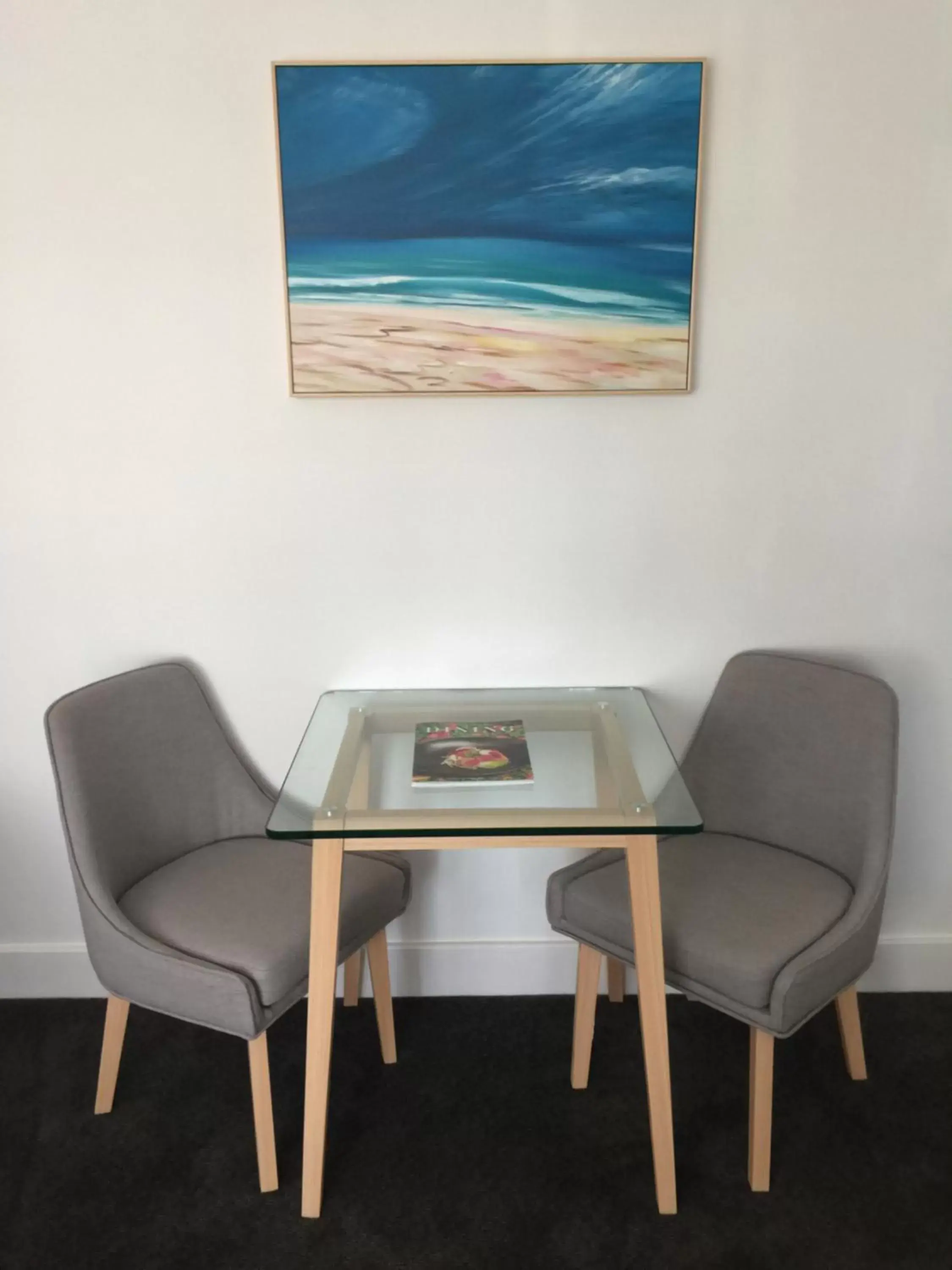 Dining area, TV/Entertainment Center in Ensenada Motor Inn and Suites