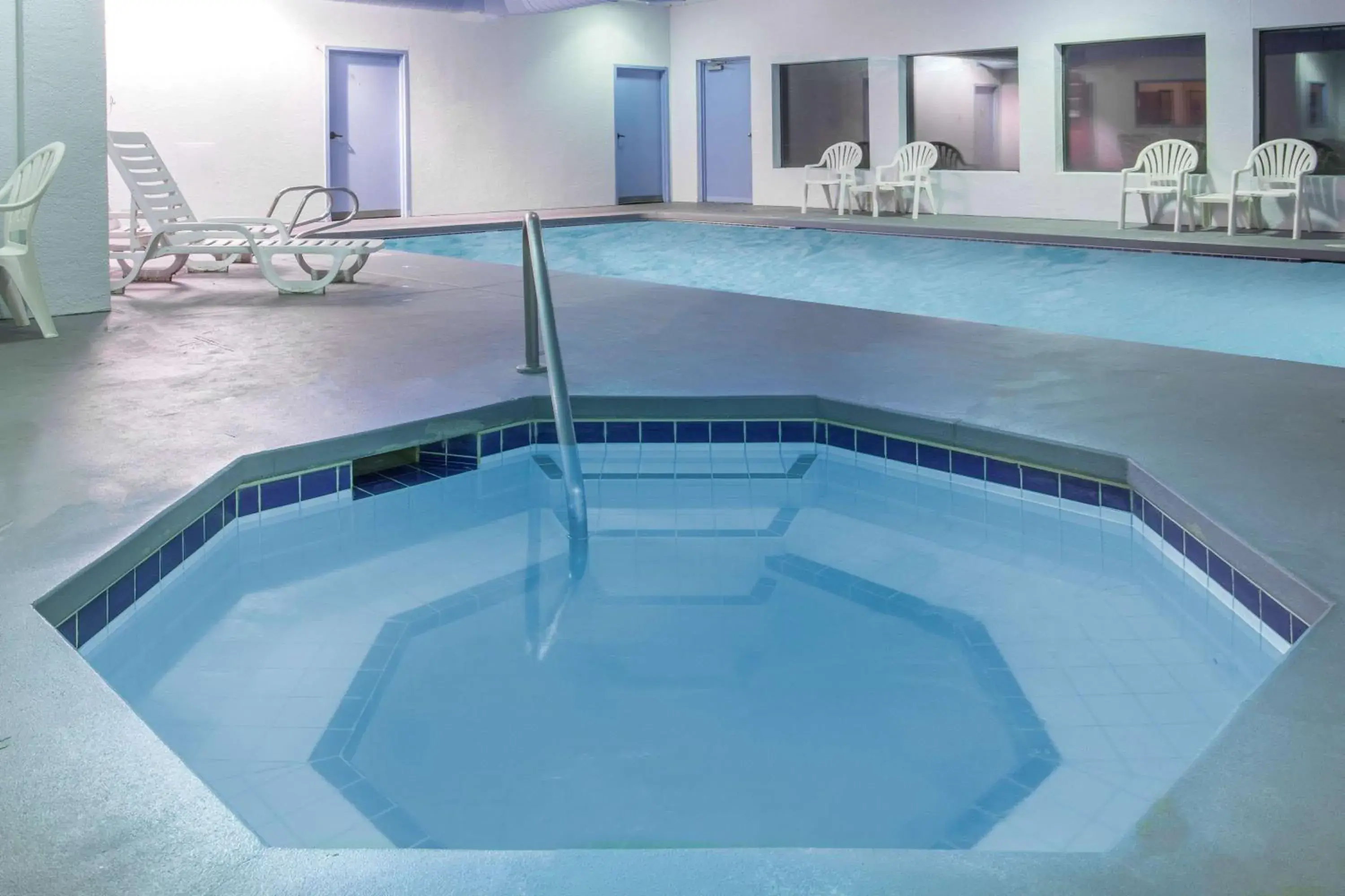 Hot Tub, Swimming Pool in Super 8 by Wyndham Lacey Olympia Area