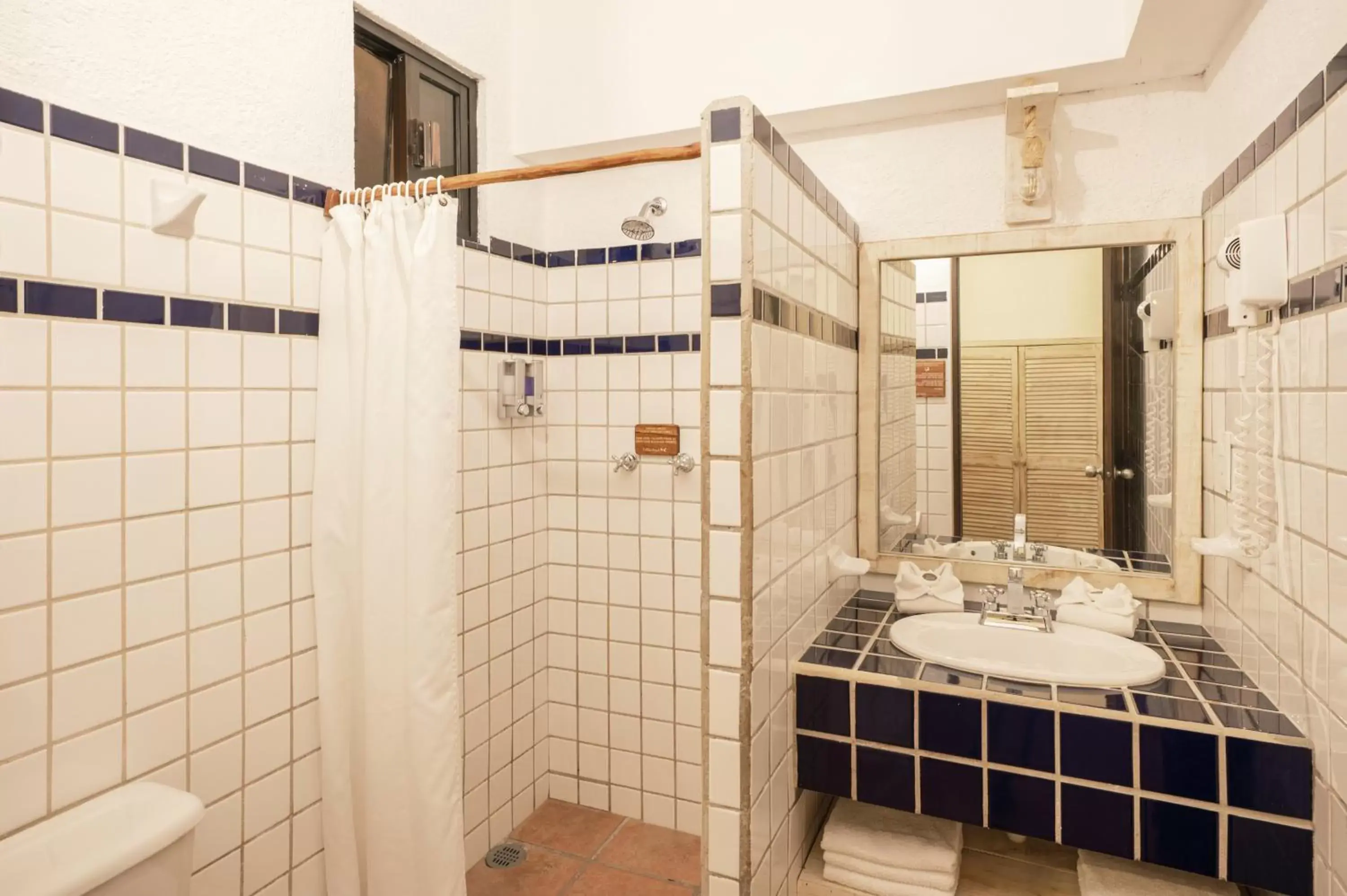 Shower, Bathroom in Hotel Colibri Beach