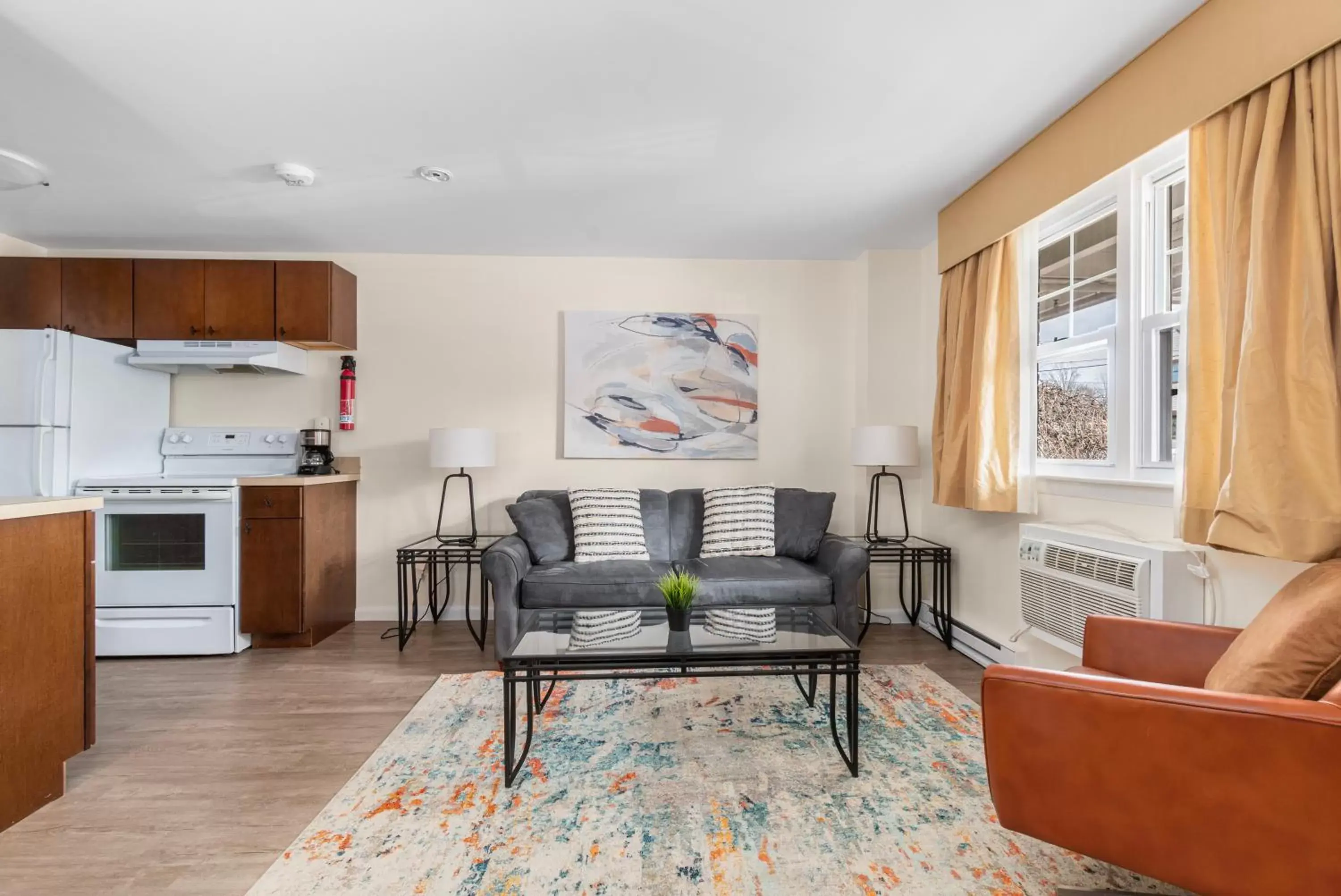 Kitchen or kitchenette, Seating Area in The Beverly