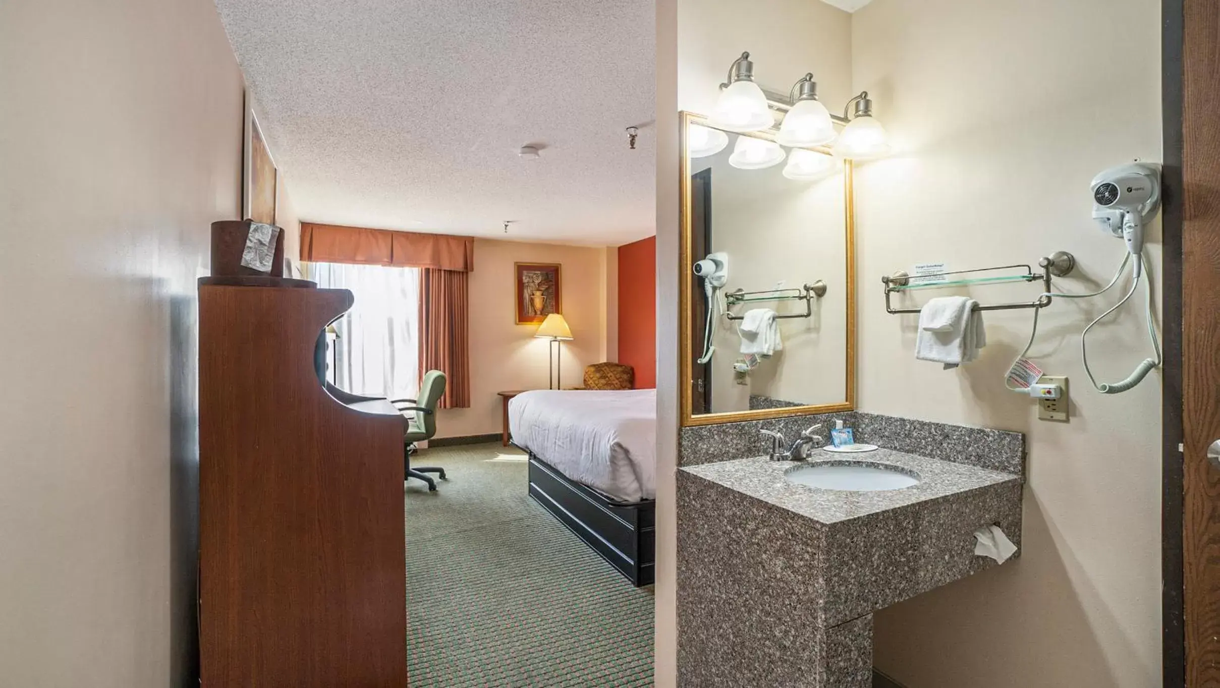 Bed, Bathroom in Days Inn & Suites by Wyndham Mt Pleasant