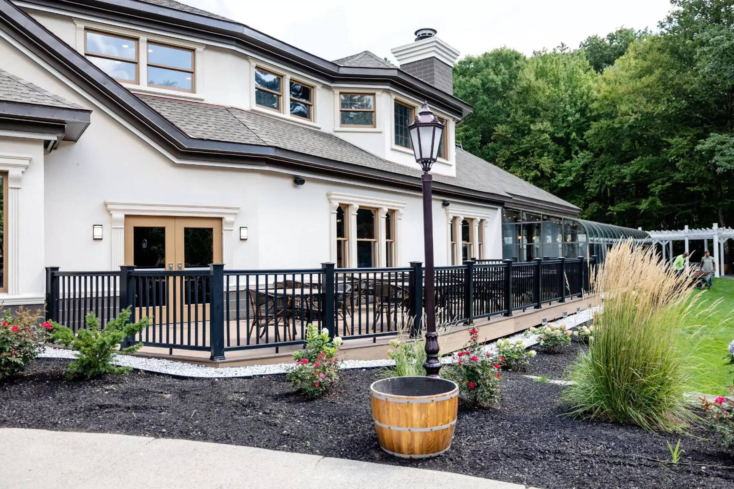 Patio, Property Building in Chateau Merrimack Hotel & Spa