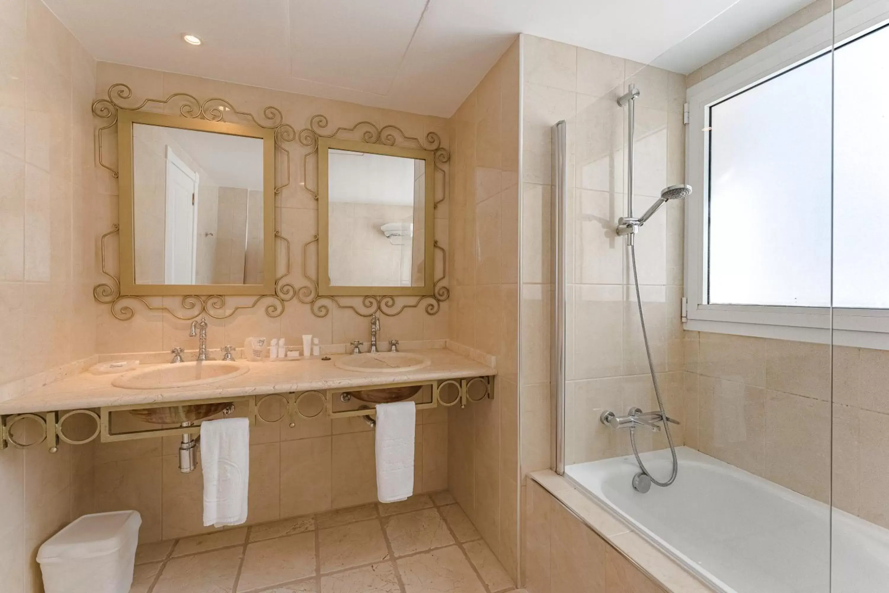 Bathroom in Flamingo Suites Boutique Hotel