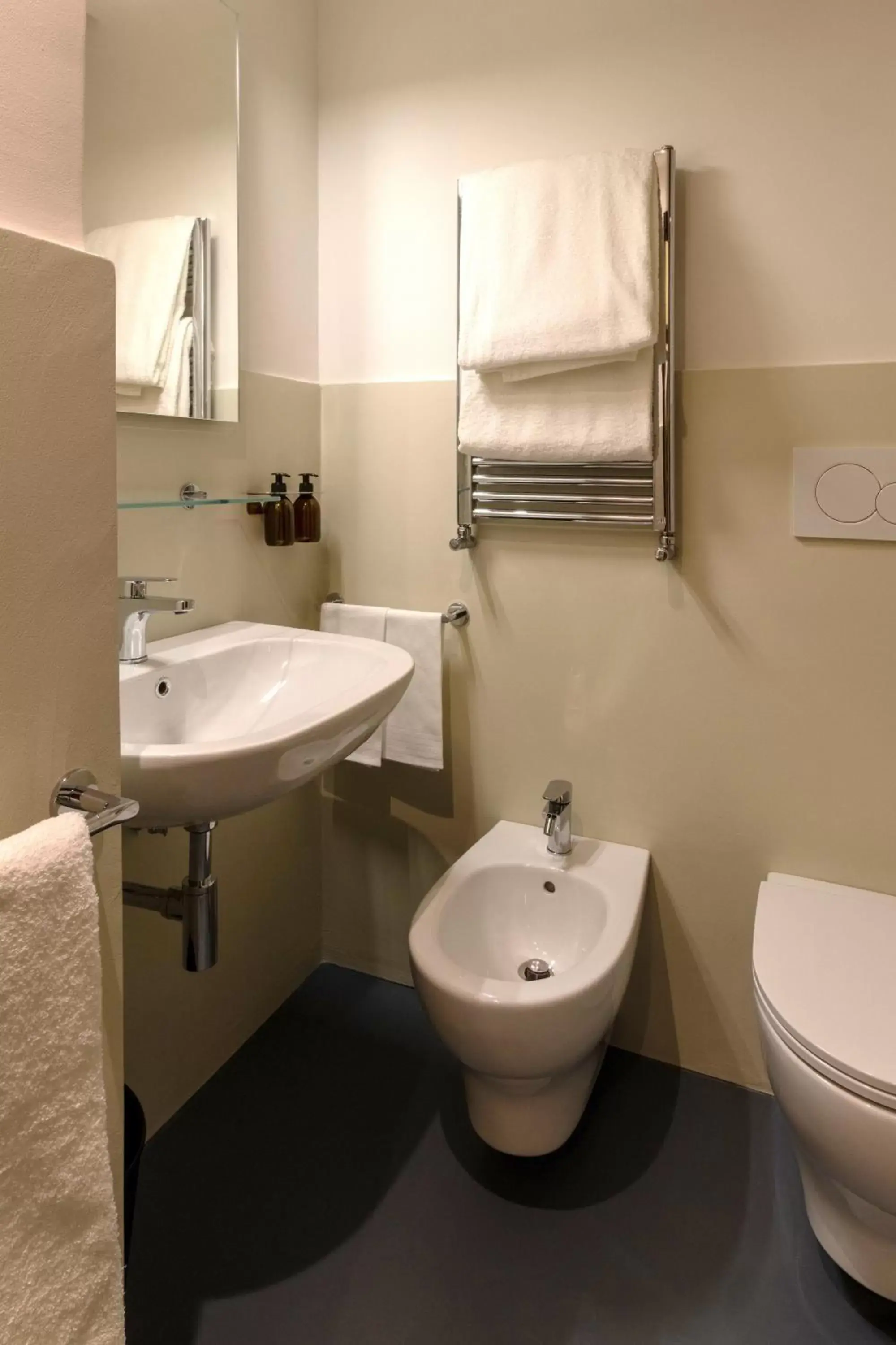 Toilet, Bathroom in Hotel Leonardo da Vinci