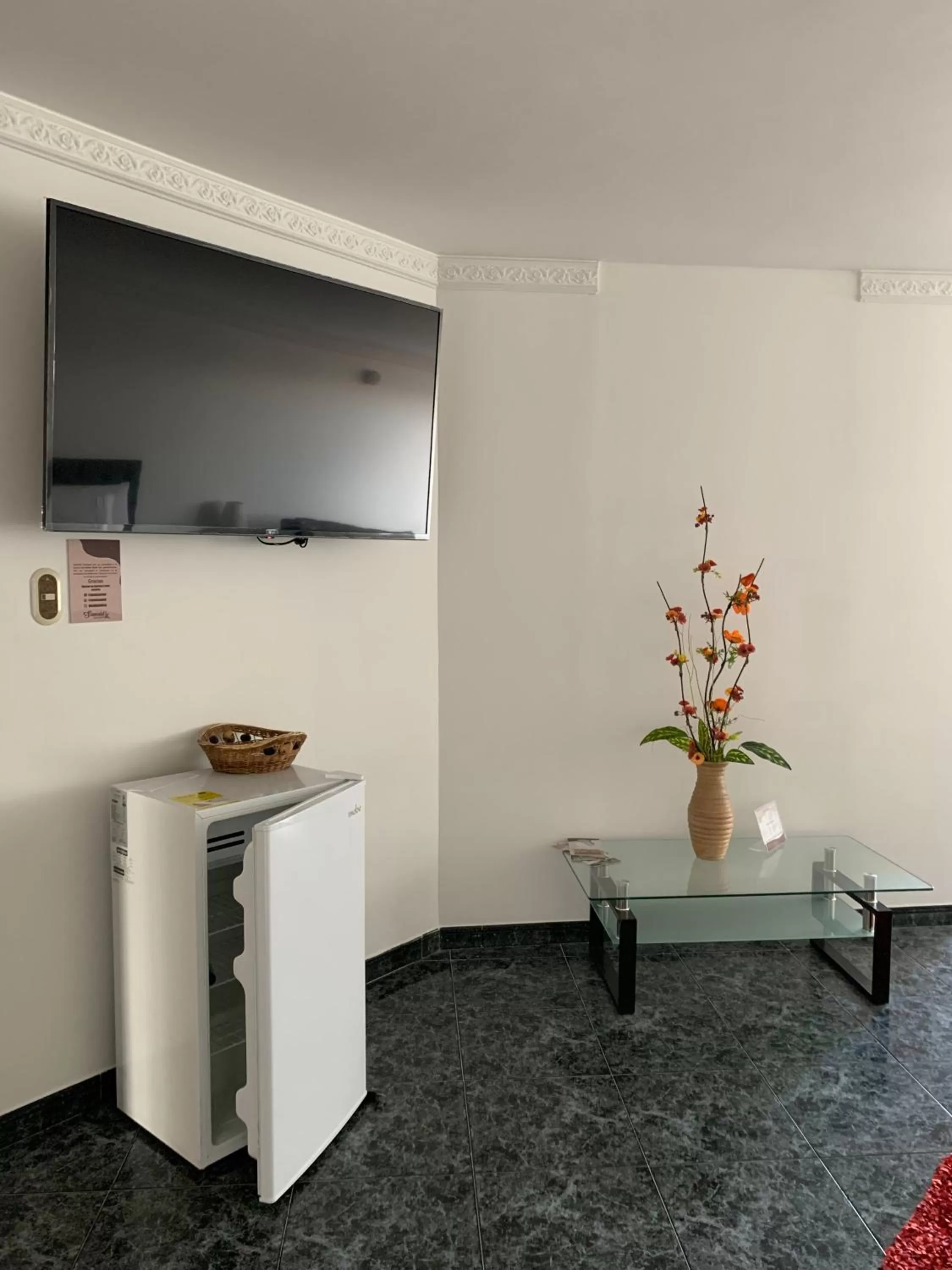 Living room, Kitchen/Kitchenette in Samalá Casa Hotel