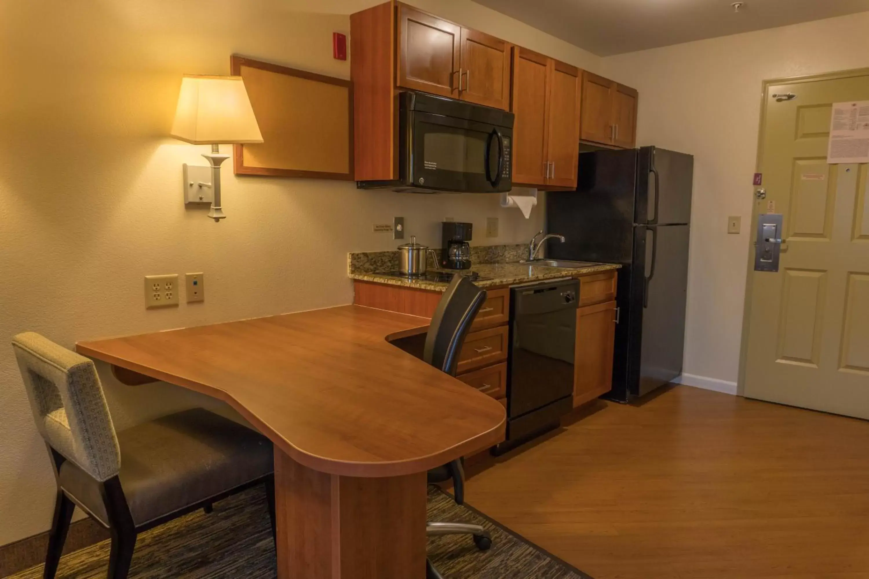 One-Bedroom Queen Room with Mobility Accessible Tub - Non-Smoking in Candlewood Suites Abilene, an IHG Hotel One-Bedroom Queen Room with Mobility Accessible Tub - Non-Smoking in Candlewood Suites Abilene, an IHG Hotel