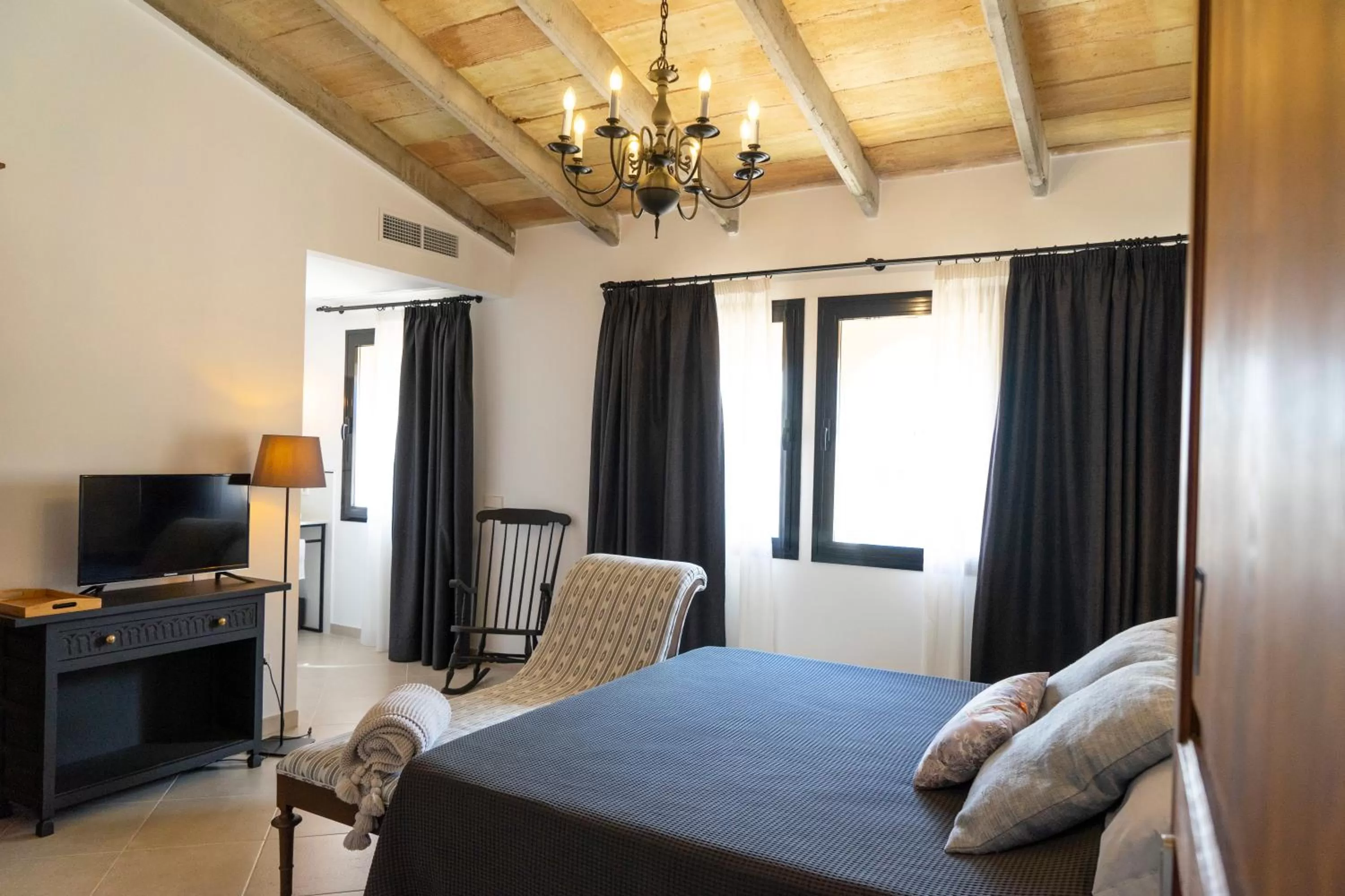 Photo of the whole room, Bed in Atrium Suites Mallorca