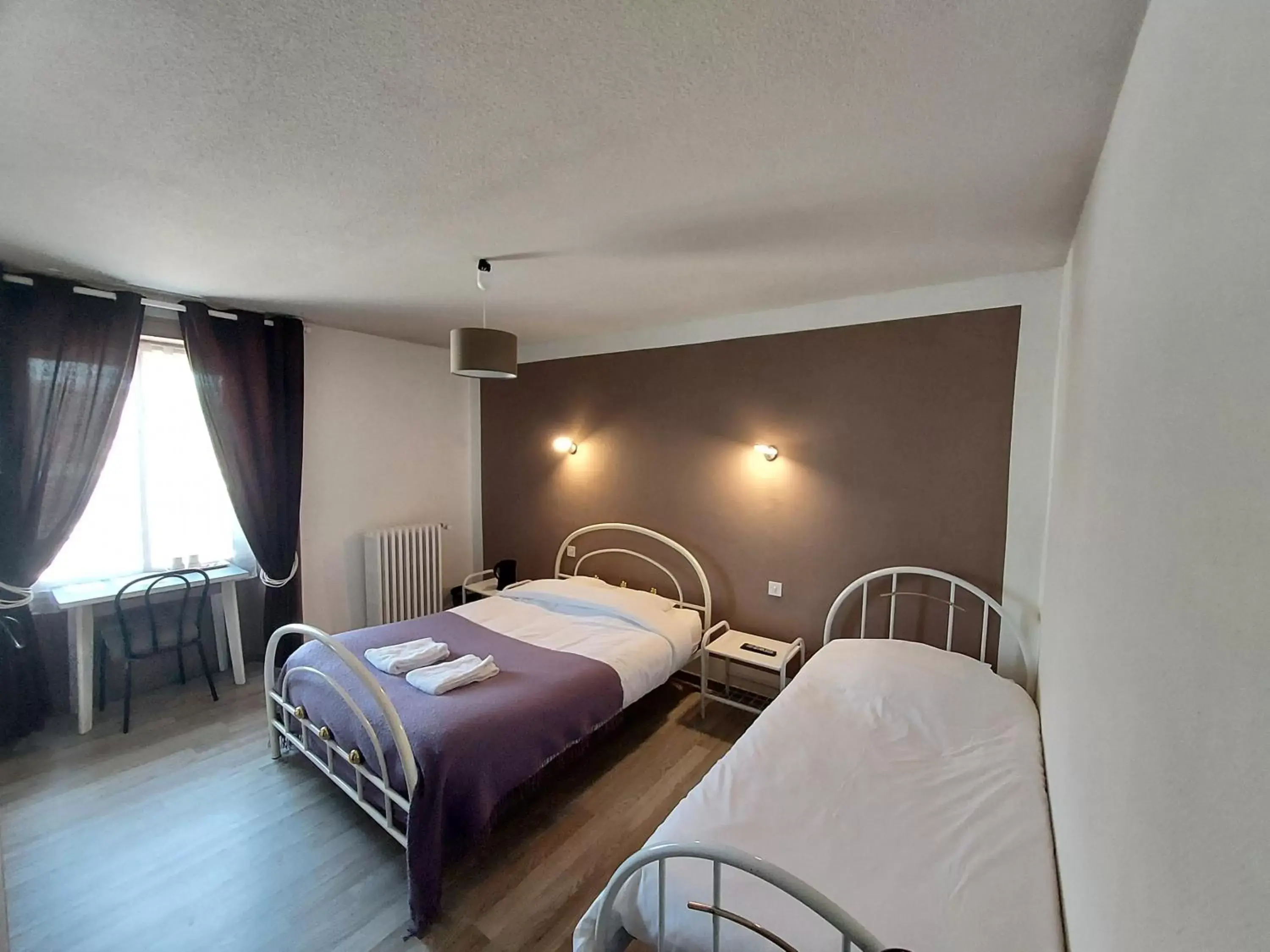 Photo of the whole room, Bed in Hôtel le Comtois