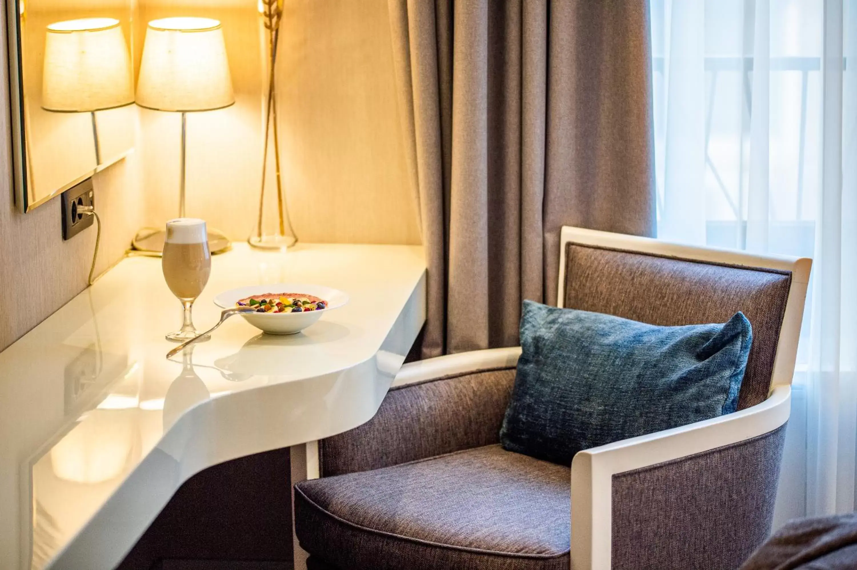 Seating area, Bathroom in Crystal Hotel