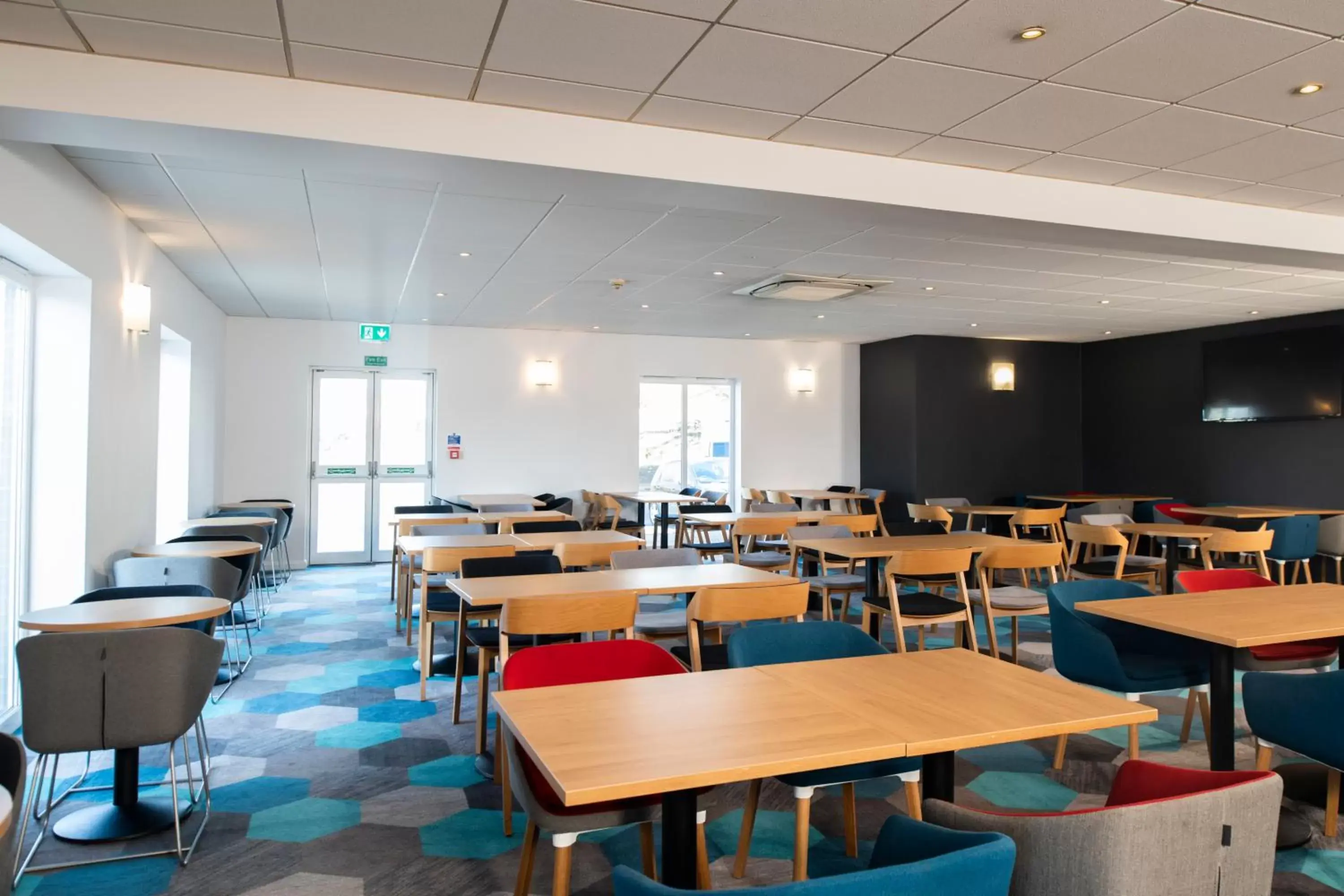 Lounge or bar, Restaurant/Places to Eat in Holiday Inn Express Newcastle Gateshead, an IHG Hotel