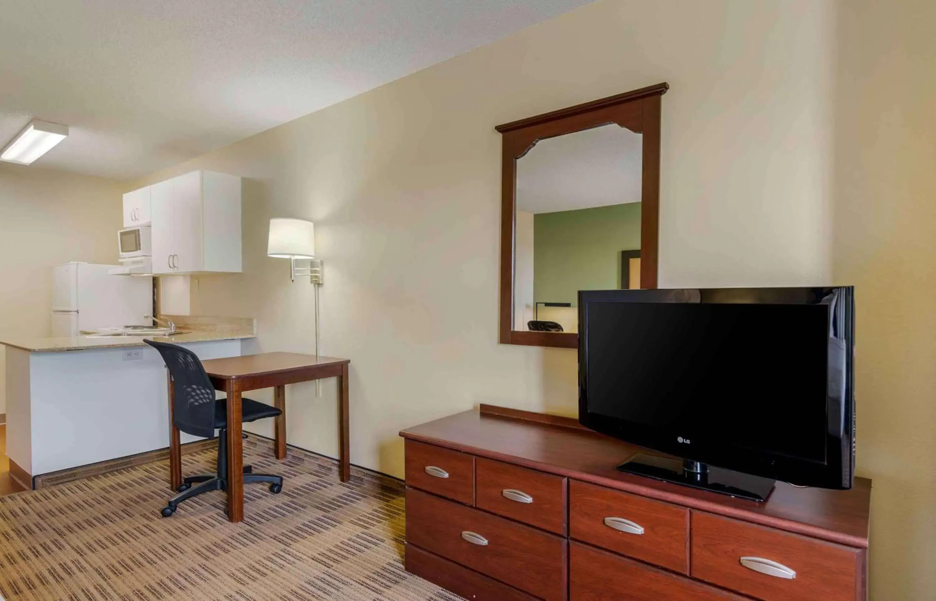 Bedroom, TV/Entertainment Center in Extended Stay America Suites - Atlanta - Alpharetta - Rock Mill Rd