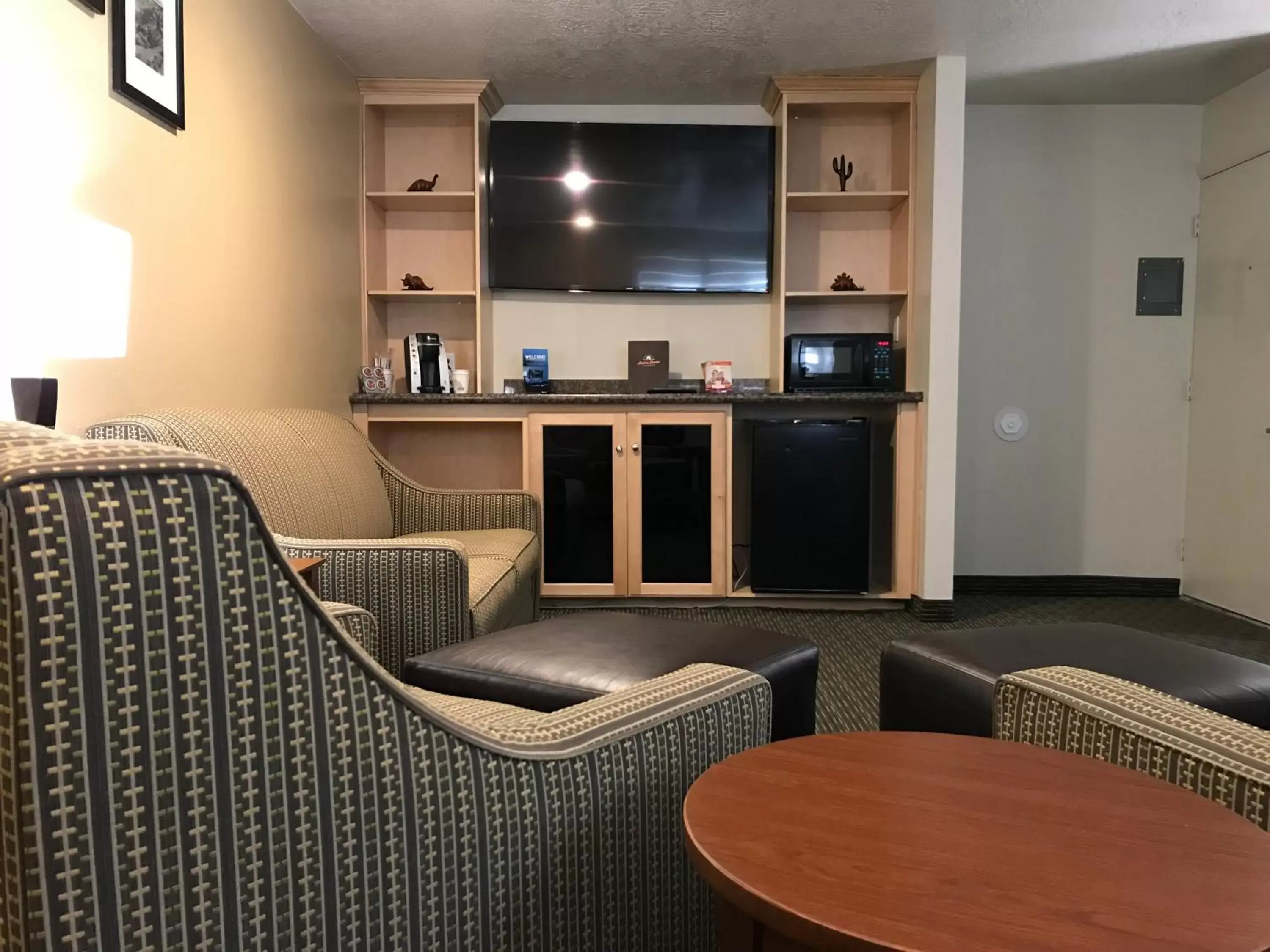 Living room, TV/Entertainment Center in Dinosaur Inn & Suites