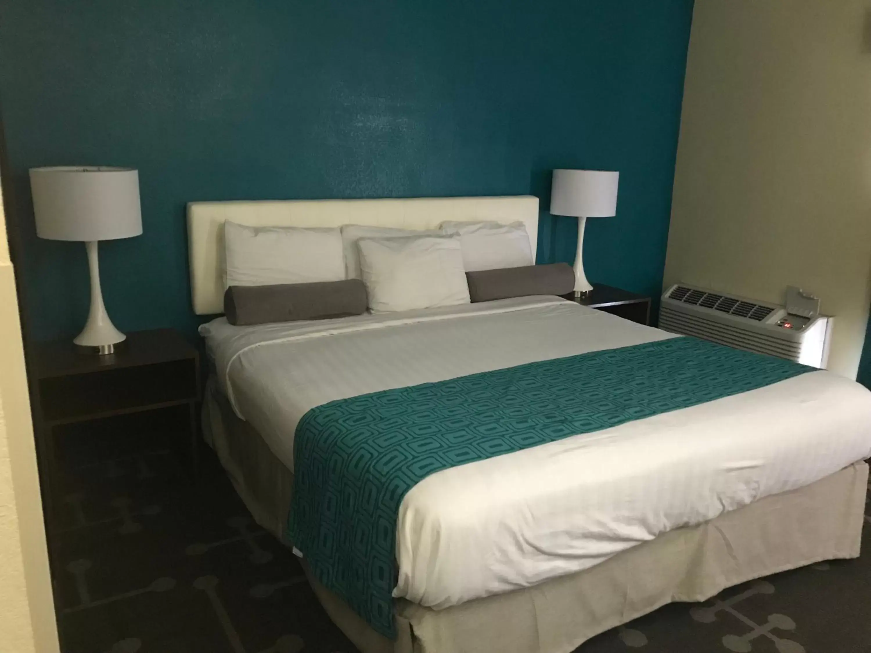 Bed in Howard Johnson by Wyndham Athens