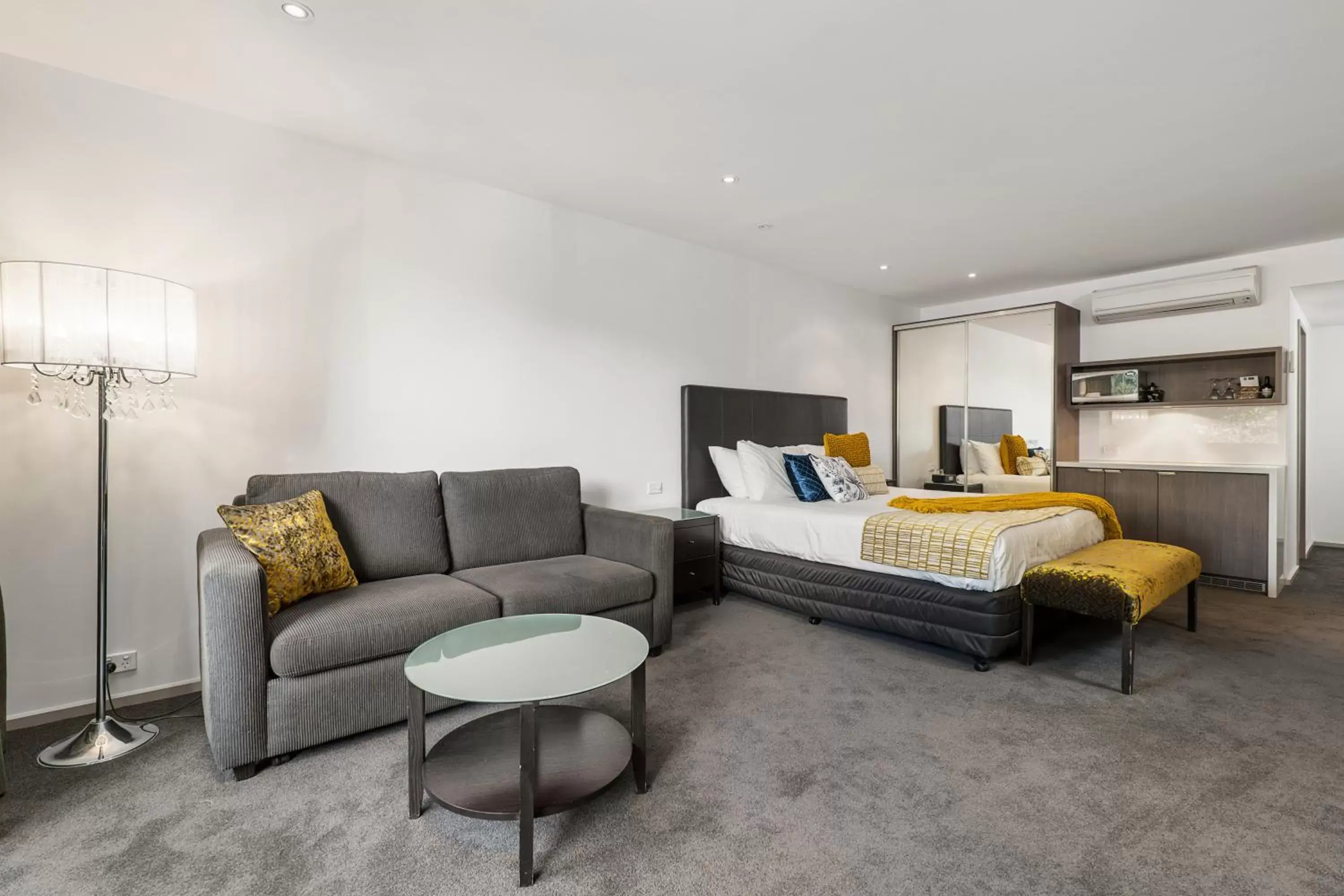 Seating area, Bed in Quality Hotel Wangaratta Gateway Seating area, Bed in Quality Hotel Wangaratta Gateway